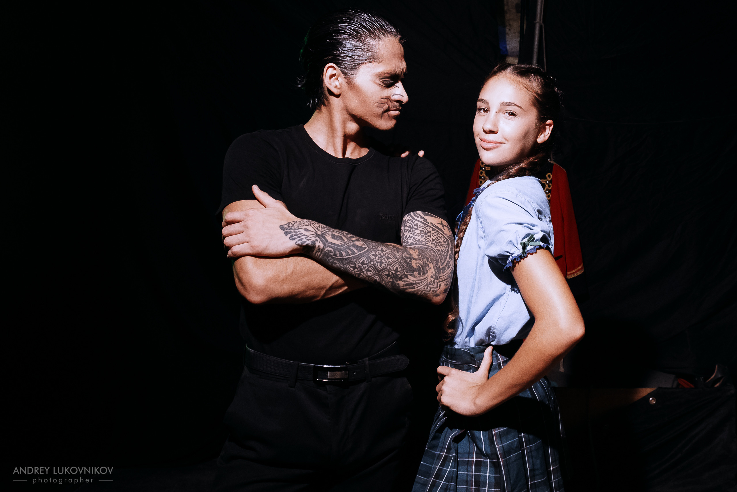 Sesión de fotos entre bastidores en El Circo Encantado: la vida de los artistas tras bambalinas