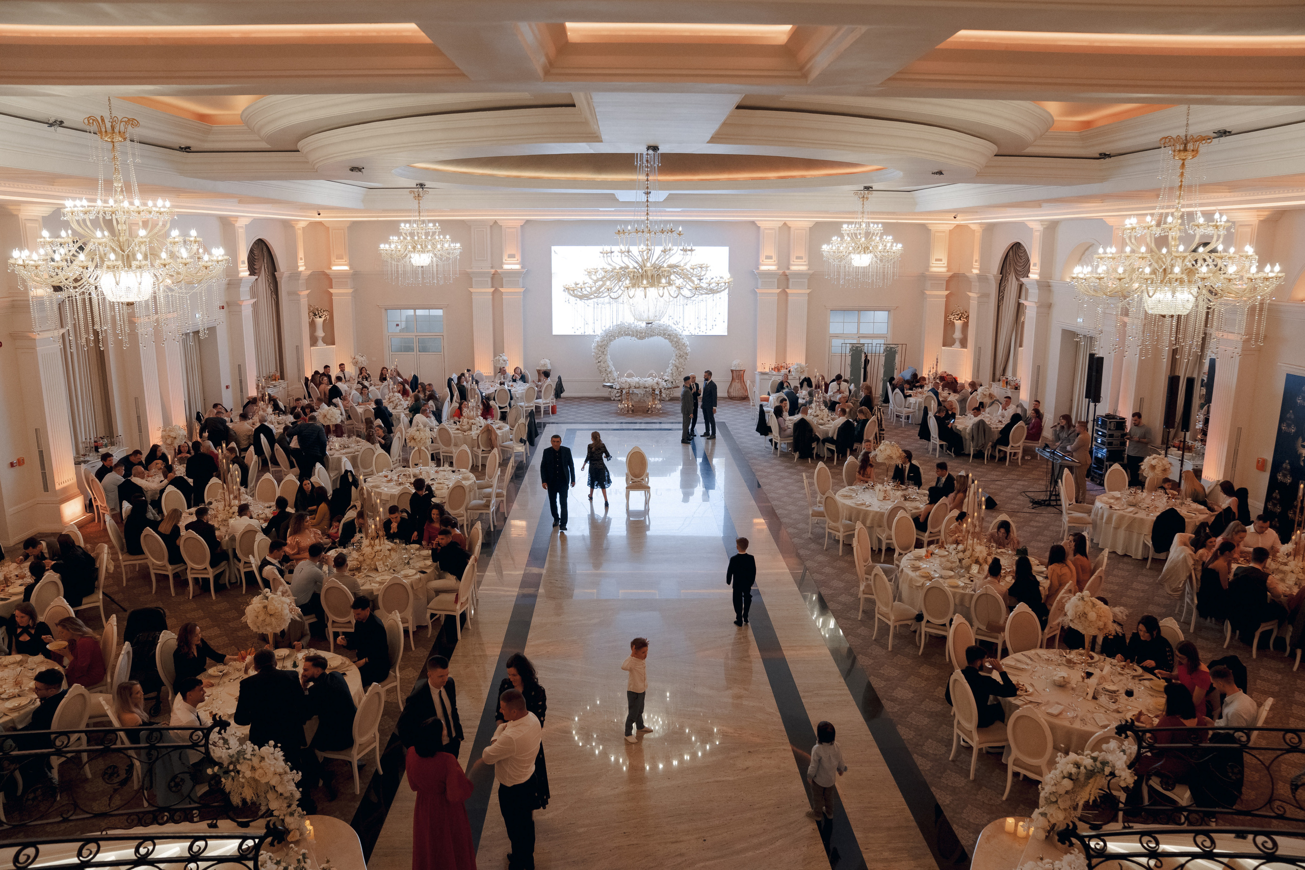 Luxury elegant wedding in Timisoara. Wedding photographer and videographer based in Timisoara, Romania