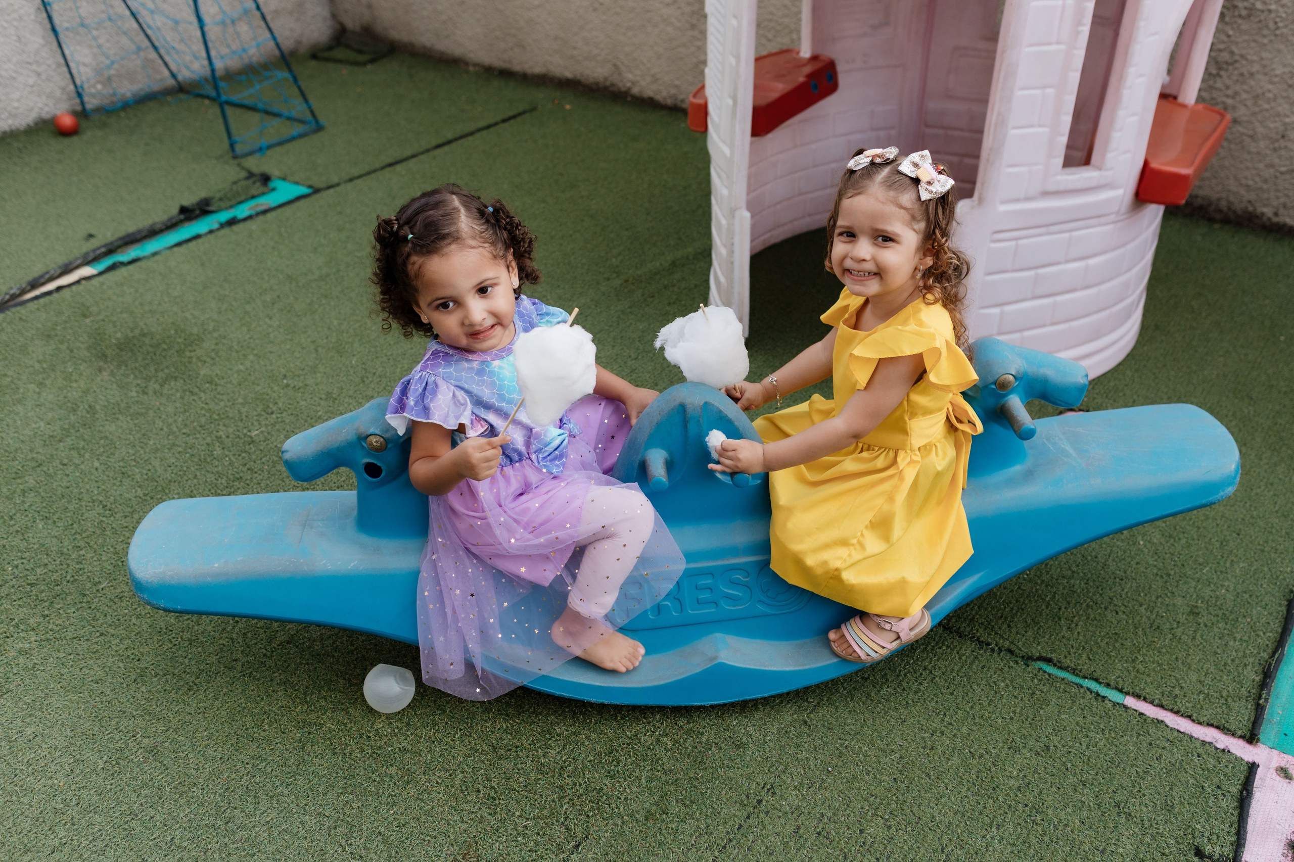 Crianças brincando em parquinho com algodão doce
