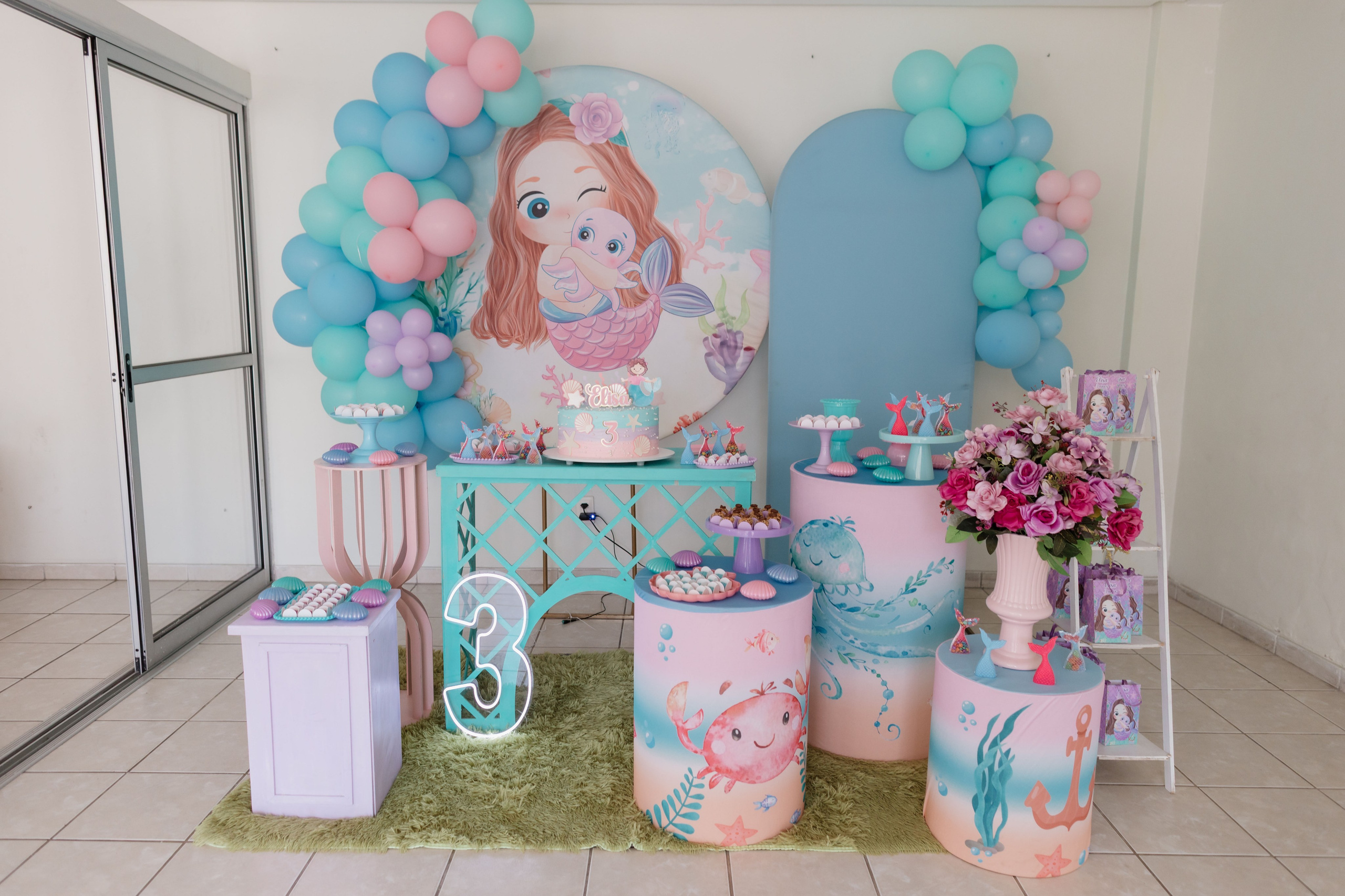 Decoração com tema de sereia na festa infantil
