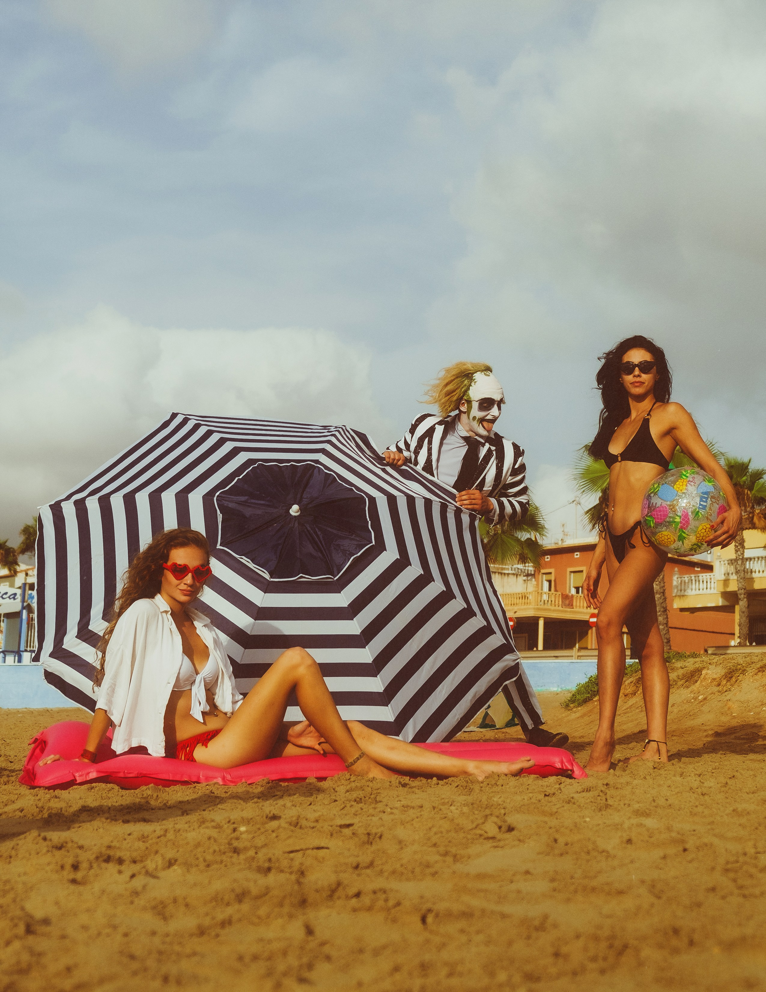 Beetlejuice на море: Экспериментальная фотосессия с цирковыми артистами — Фотограф Андрей Луковников