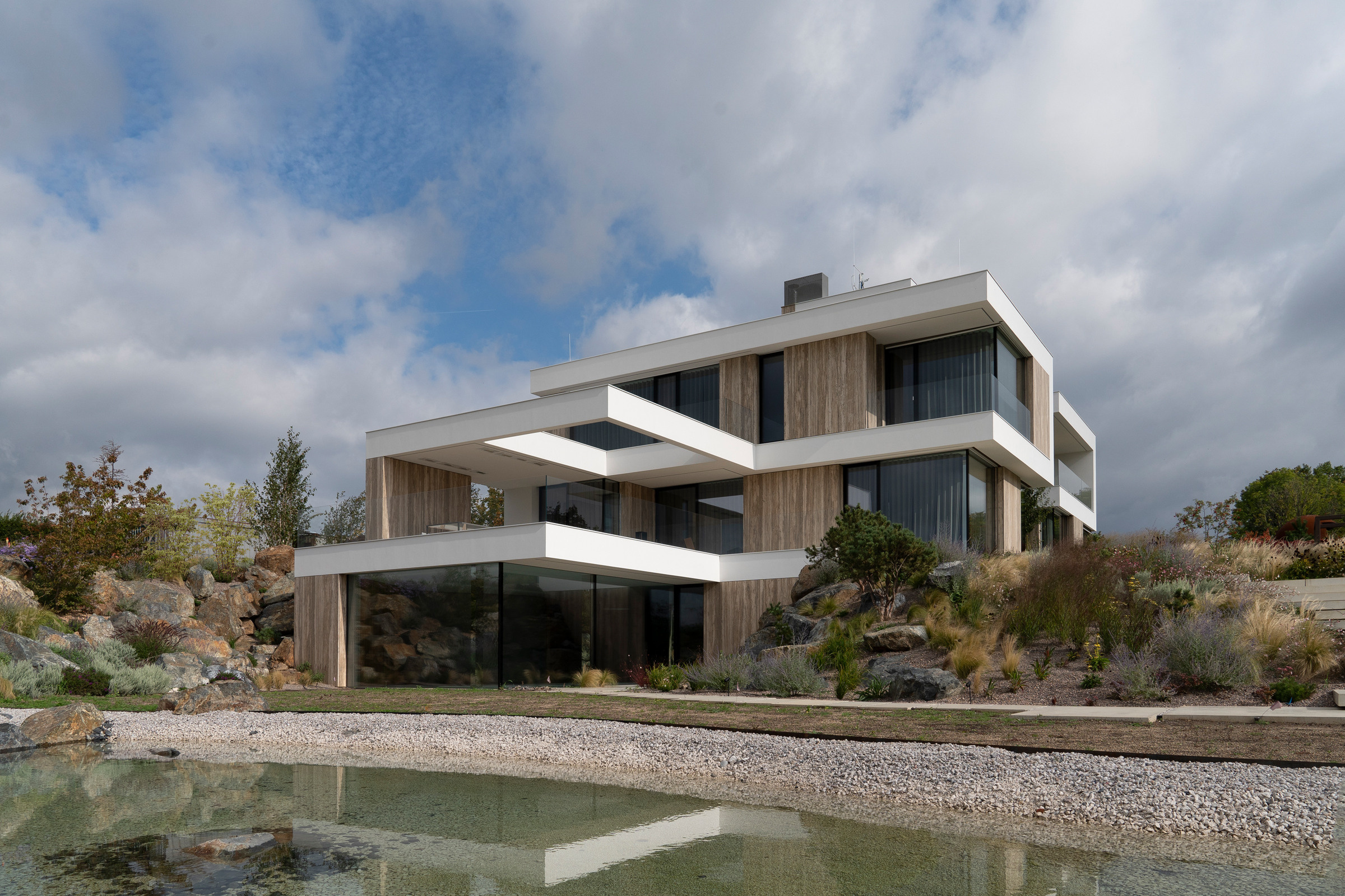 Architekt Praha - Navrhujeme luxusní domy. Špičková moderní architektura. architektonické studio Praha. Architekti rodinných domů | Architektonické studio Praha. Zahradní architekt. Bytový Architekt a Návrhy interiérů. Architekt rodinných domů. Luxury villa. Nejlepší Vily. Luxury vila.