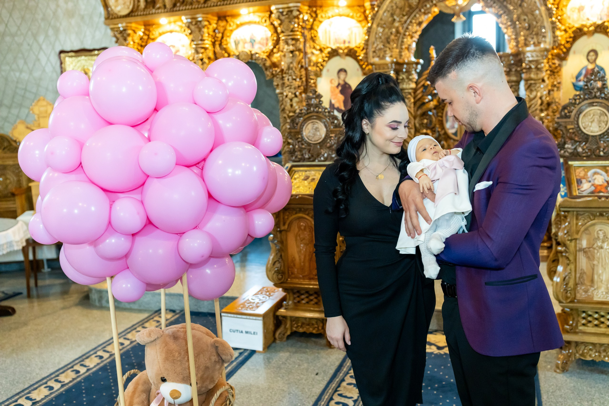 “Bebeluș botezat în biserică, ținut în brațe de nași” • “Detaliu cu lumânarea de botez decorată cu flori albe” • “Părinți emoționați alături de copilul lor la ceremonia de botez” • “Masa festivă de botez cu decor tematic și tort personalizat” • “Momentul în care preotul toarnă apă sfințită pe fruntea bebelușului” “Bebeluș în rochie albă de botez, zâmbind în brațele mamei” • “Detaliu cu cruciulița de botez așezată pe o pernă de satin” • “Părinți și nași aprinzând lumânările în timpul ceremoniei de botez” • “Tort de botez decorat cu figurine tematice și numele copilului” • “Copil botezat dormind liniștit în pătuțul decorat festiv” • “Momentul în care preotul binecuvântează copilul în fața altarului” • “Invitați adunându-se în jurul mesei festive la petrecerea de botez” • “Bebeluș ținând în mână o jucărie personalizată primită la botez” • “Familie fericită pozând împreună după ceremonia de botez” • “Decor tematic cu baloane și flori la locația petrecerii de botez” fotograf Botoșani fotograf evenimente fotograf botez Alin Chirila fotograf alinofotostudio,- Preotul ținându-l pe micuțul Mathias Gabriel la botez, în biserica Înălțarea Domnului, Copălău - Detalii de la botezul lui Mathias – lumânare, trusou și icoană - Familia lui Mathias Gabriel alături de micuț, în ziua botezului - Portret emoționant cu mama și bebelușul în brațe, în biserică,fotograf profesionist evenimente Botoșani, Iași, Suceava, Fălticeni, Bacău, Pașcani, Roman - AlinoFotoStudio by Alin Chirilă - servicii foto nuntă, botez, cununie, ședințe foto creative, albume personalizate, fotografii emoționante și calitative pentru cele mai importante momente din viață,fotograf nuntă Botoșani Alin Chirilă, ședință foto botez Iași - AlinoFotoStudio, servicii fotograf profesionist evenimente Suceava, fotograf cununie civilă Fălticeni - Alin Chirilă, album foto nuntă personalizat Bacău.“Bebeluș botezat în biserică, ținut în brațe de nași” • “Detaliu cu lumânarea de botez decorată cu flori albe” • “Părinți emoționați alături de copilul lor la ceremonia de botez” • “Masa festivă de botez cu decor tematic și tort personalizat” • “Momentul în care preotul toarnă apă sfințită pe fruntea bebelușului” “Bebeluș în rochie albă de botez, zâmbind în brațele mamei” • “Detaliu cu cruciulița de botez așezată pe o pernă de satin” • “Părinți și nași aprinzând lumânările în timpul ceremoniei de botez” • “Tort de botez decorat cu figurine tematice și numele copilului” • “Copil botezat dormind liniștit în pătuțul decorat festiv” • “Momentul în care preotul binecuvântează copilul în fața altarului” • “Invitați adunându-se în jurul mesei festive la petrecerea de botez” • “Bebeluș ținând în mână o jucărie personalizată primită la botez” • “Familie fericită pozând împreună după ceremonia de botez” • “Decor tematic cu baloane și flori la locația petrecerii de botez” fotograf Botoșani fotograf evenimente fotograf botez Alin Chirila fotograf alinofotostudio.fotograf botez Amelis Maria, fotografie botez Botoșani, fotograf Alin Chirilă, amintiri botez, fotografii botez, botez Amelis Maria, fotograf copii, fotografie botez în Botoșani,