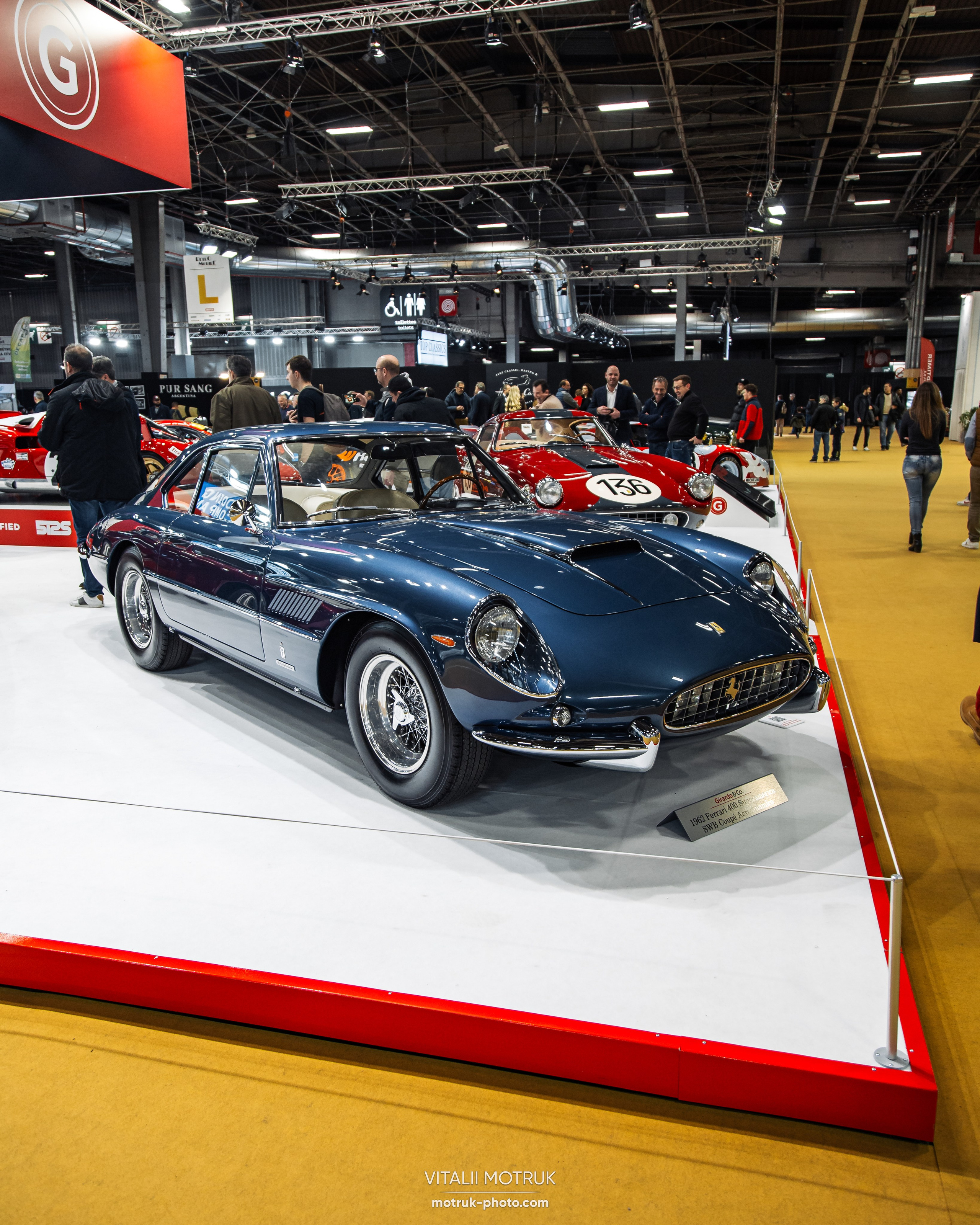 Retromobile 2023. Photographe de voitures à Paris — Vitalii Motruk