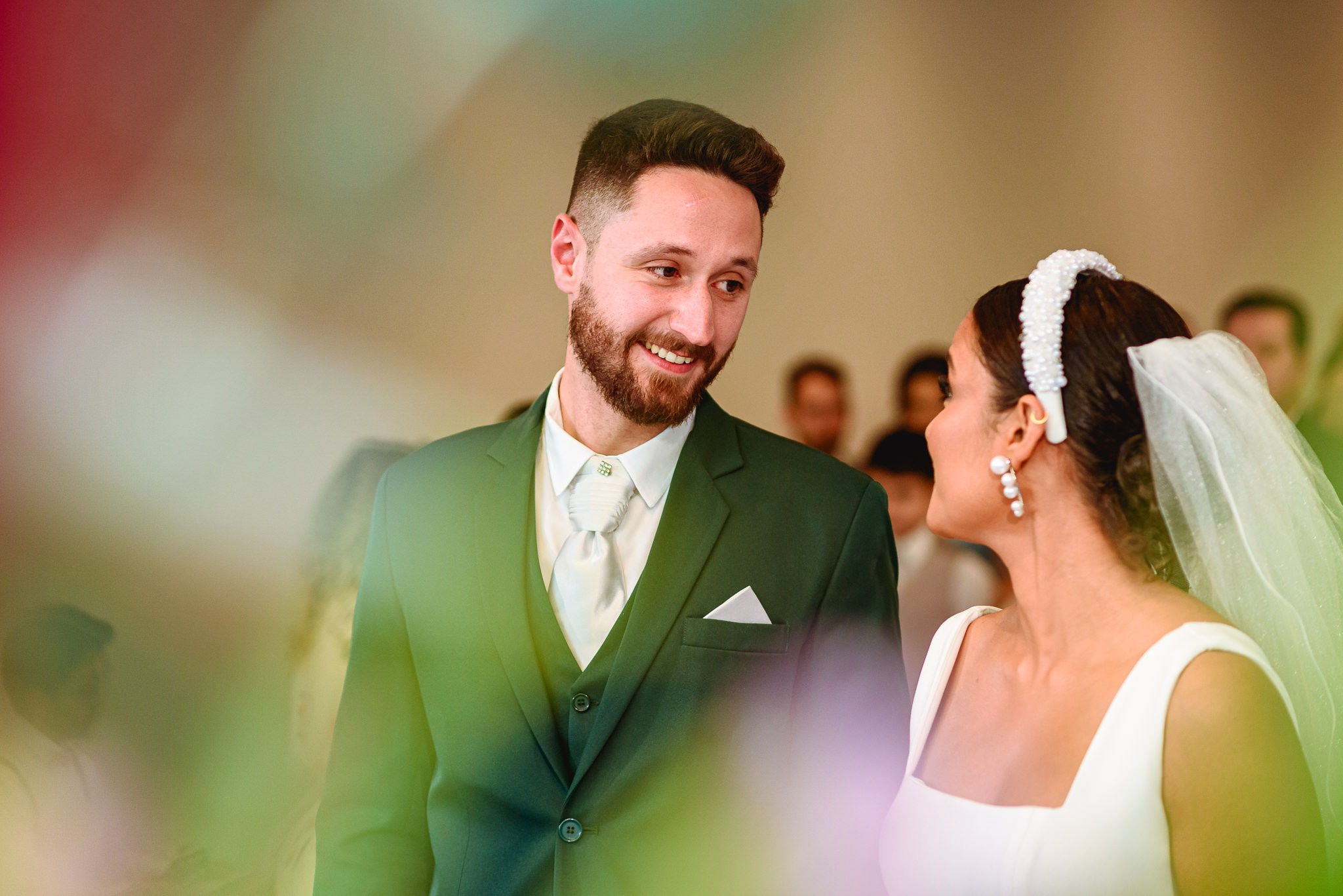 noivos sorrindo em casamento