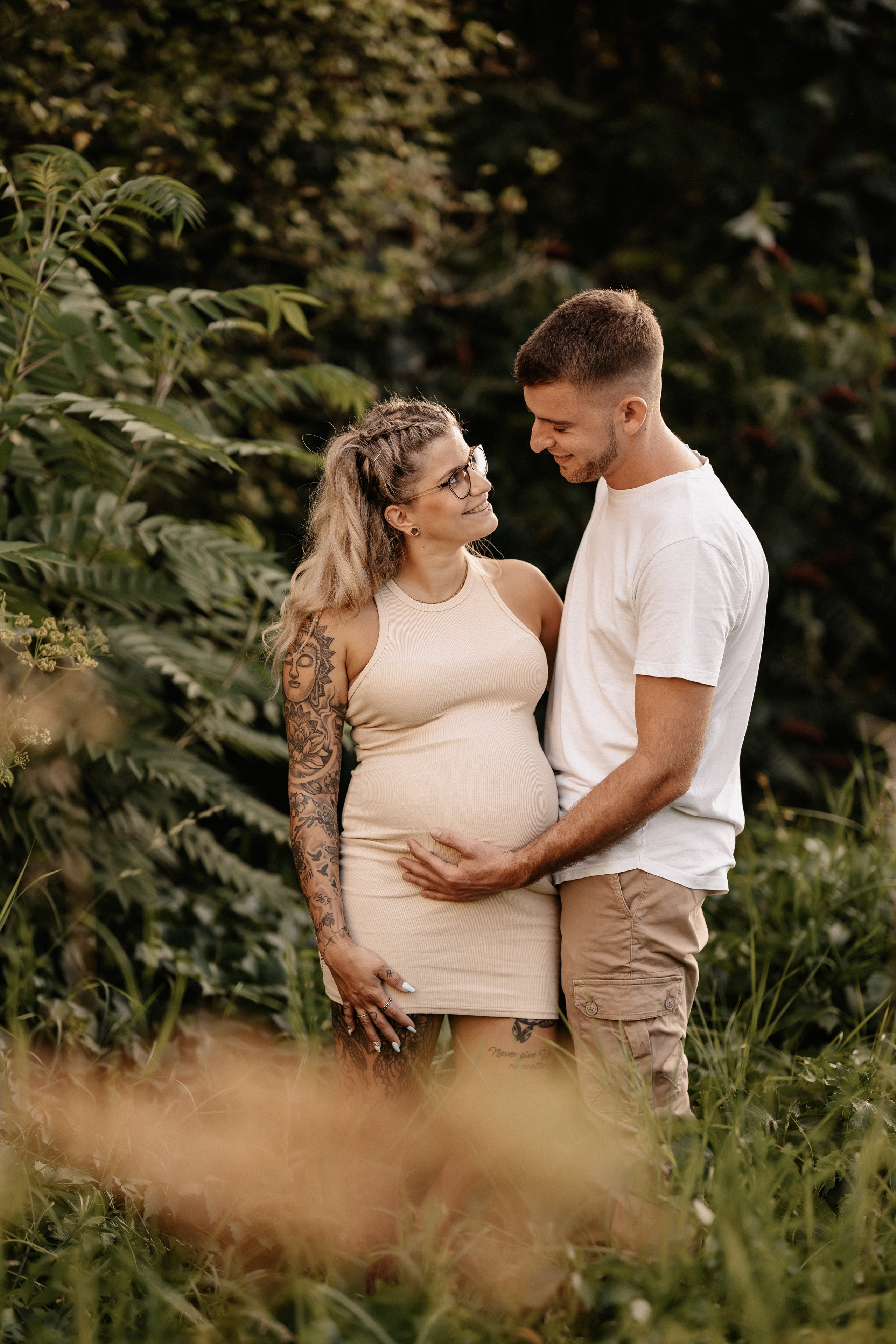 Babybauch im Spätsommer. Portraitfotografie in Gründau Elena Ohnstedt