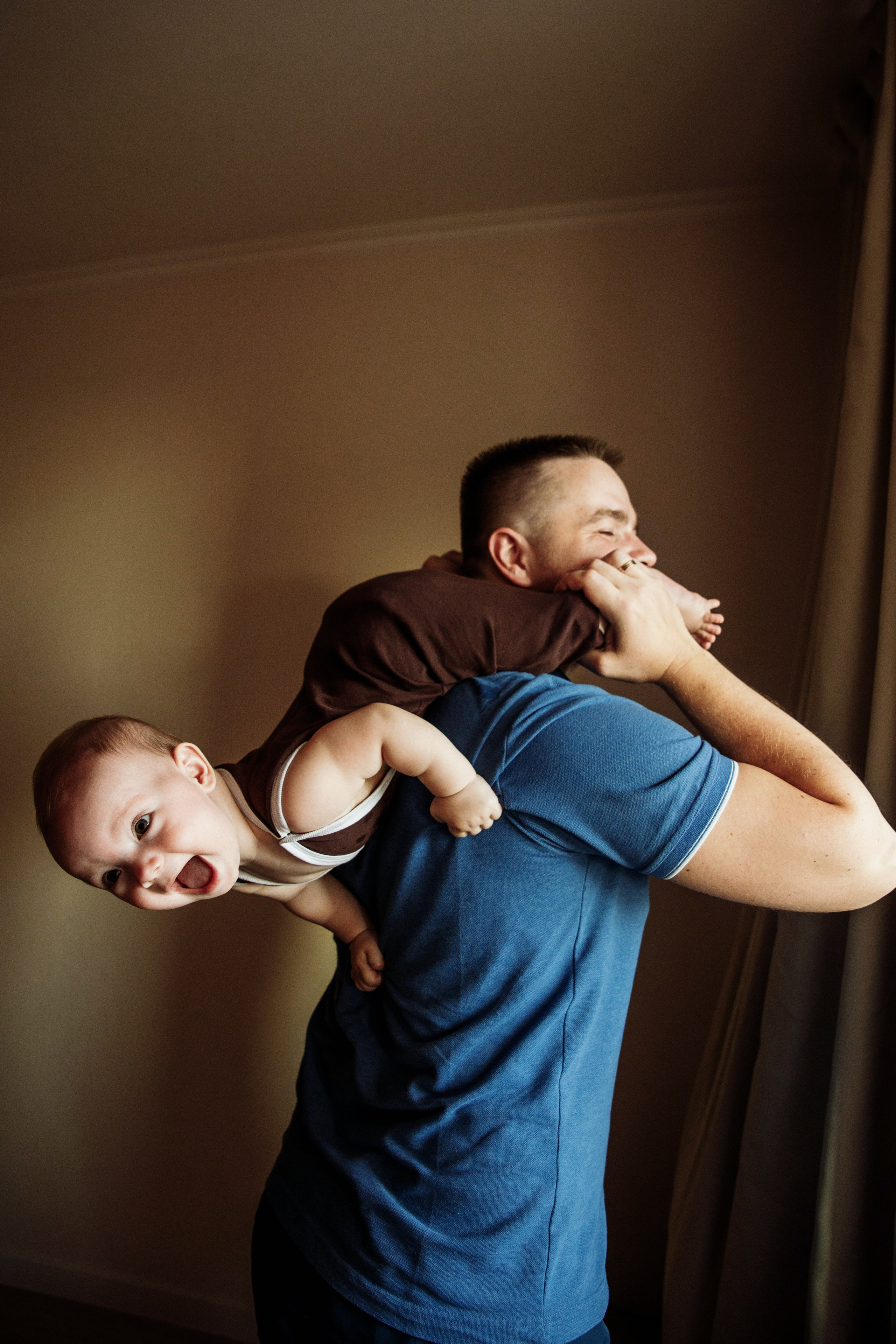 Adorable baby portraits capturing curiosity and first smiles in a natural home setting. Alisa Tant — Family and newborn photographer Bucks County, Montgomery county, Philadelphia, NJ