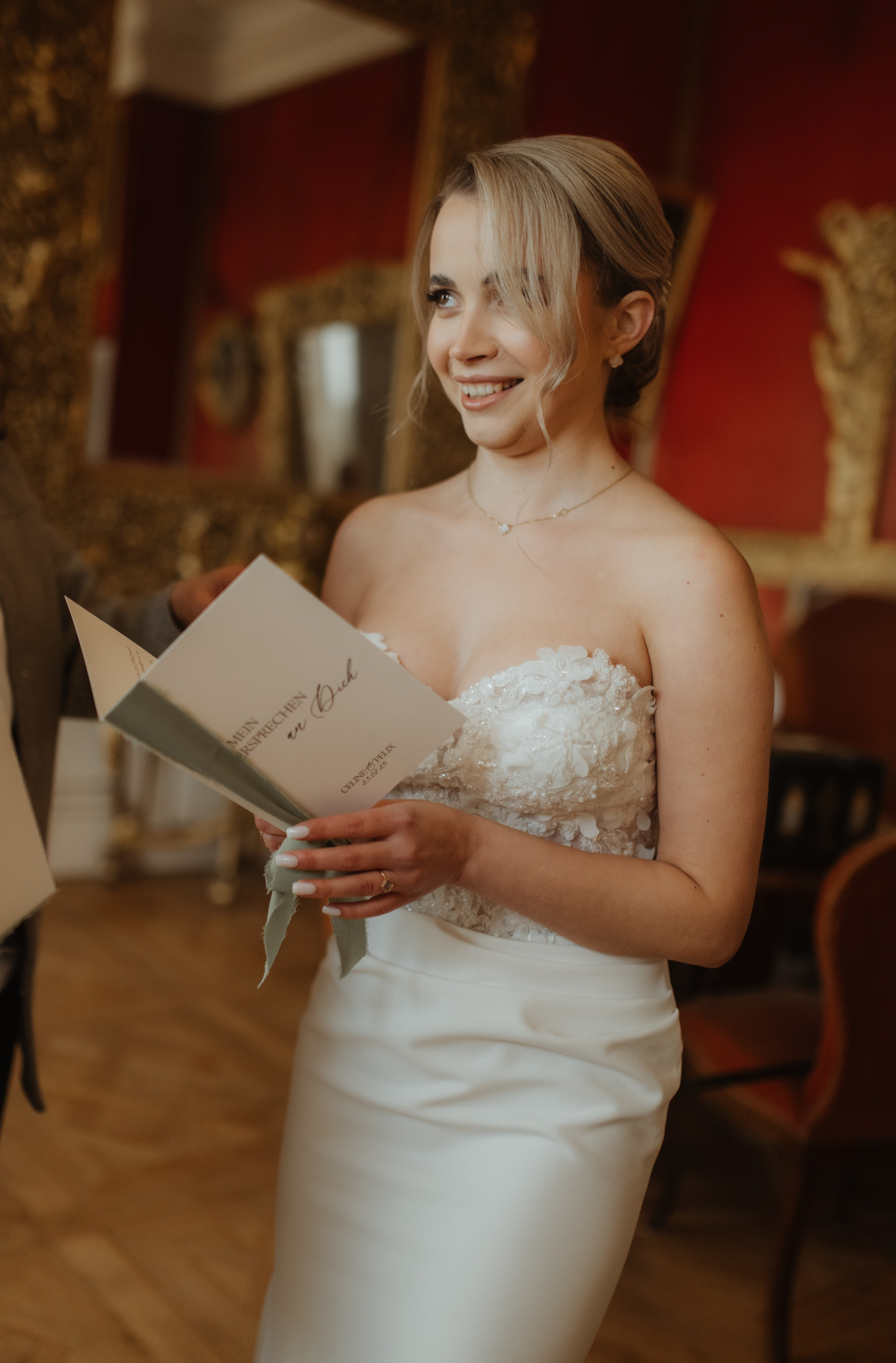 Celine und Felix beim Austausch ihrer Gelübde, umgeben von einer romantischen Kulisse im Schloss.