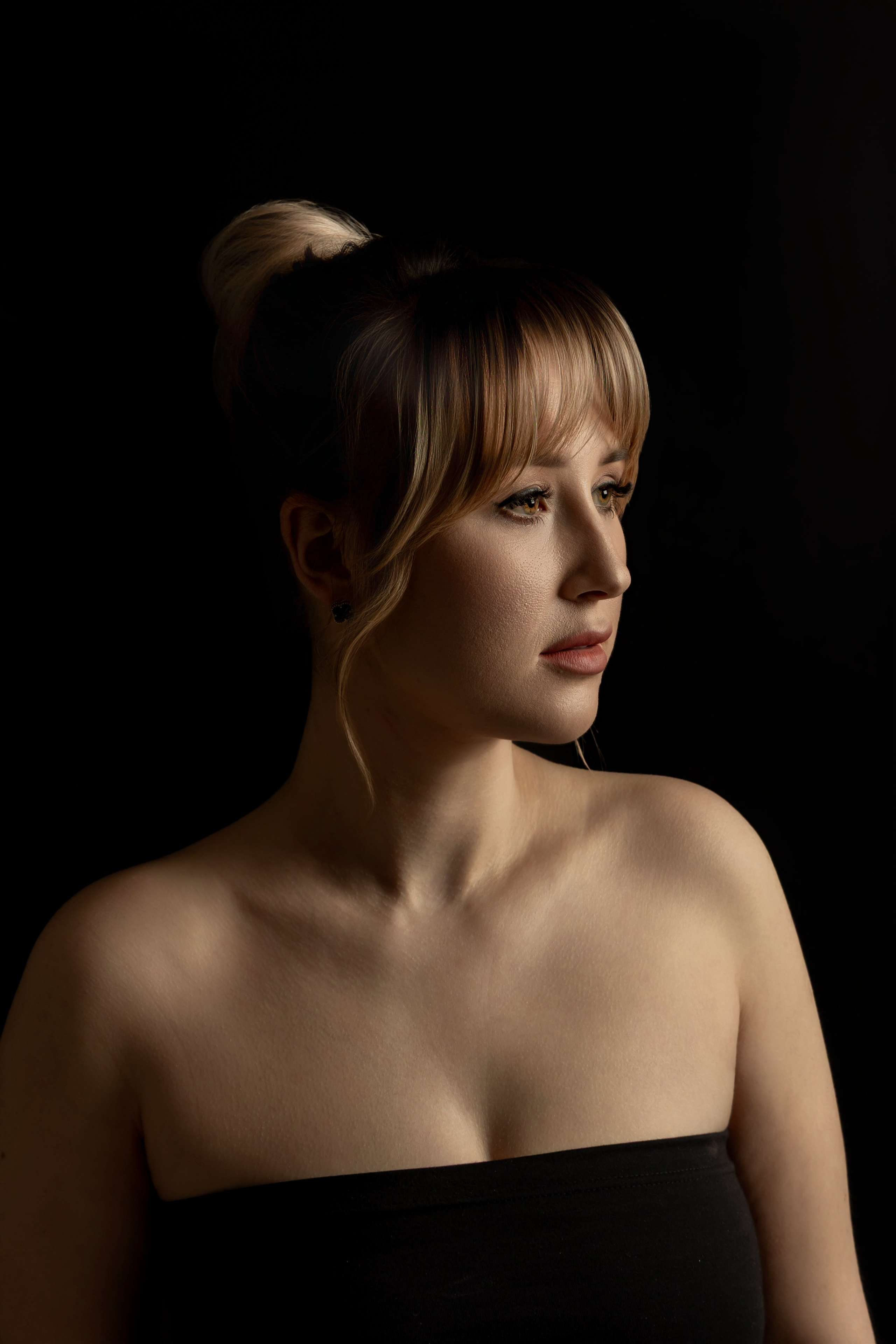 Frauen Fotoshooting in Iserlohn – sinnliches Portrait einer Frau im schwarzen Kleid, professionelles Beautyshooting im Fotostudio JS Photography