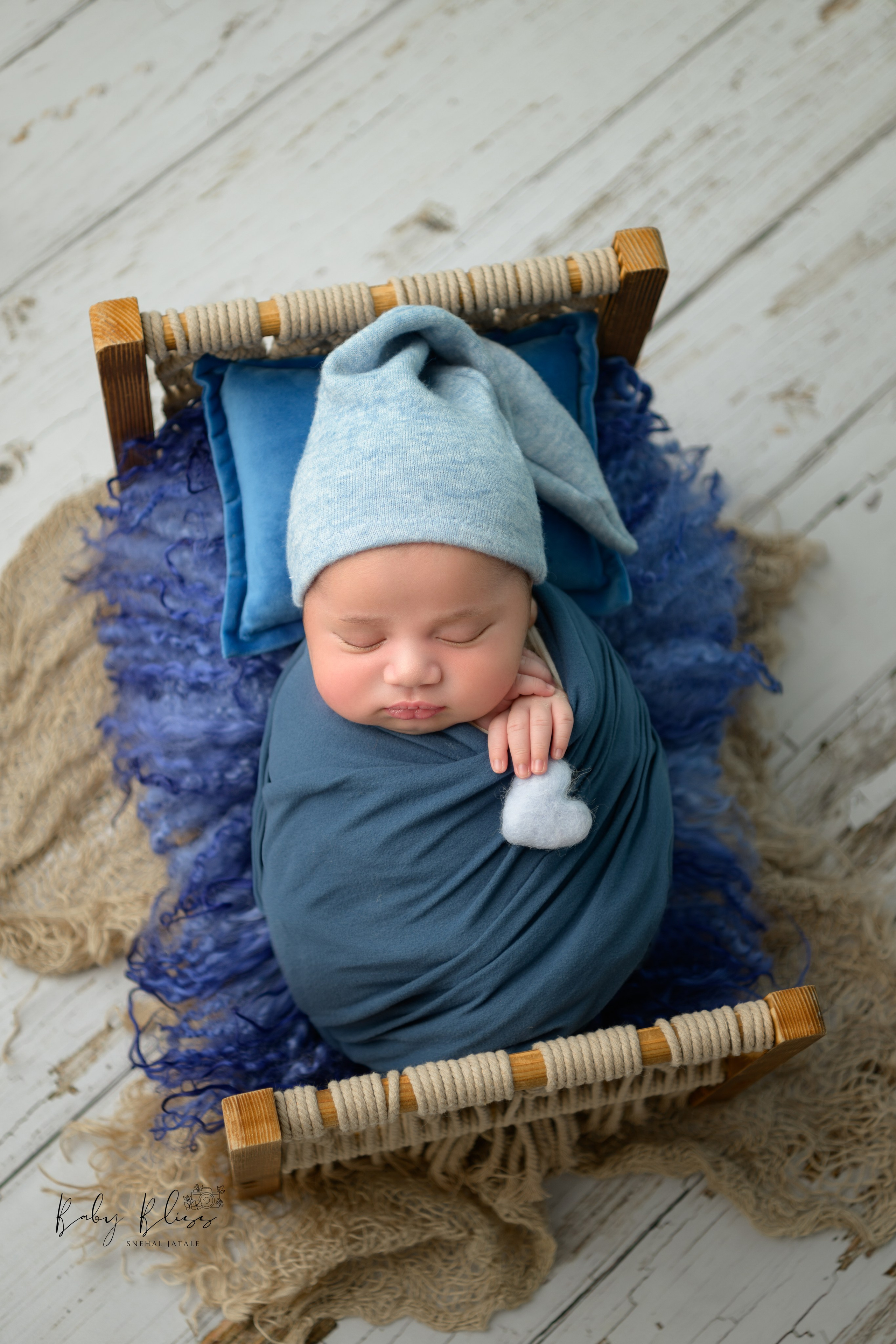 Best newborn photographer in Doha, Qatar. Best infant photoshoot in Doha, Qatar. Newborn photo session in Doha Qatar, baby, sitter, cake smash, pre-birthday, maternity, family photographer in Doha, Qatar