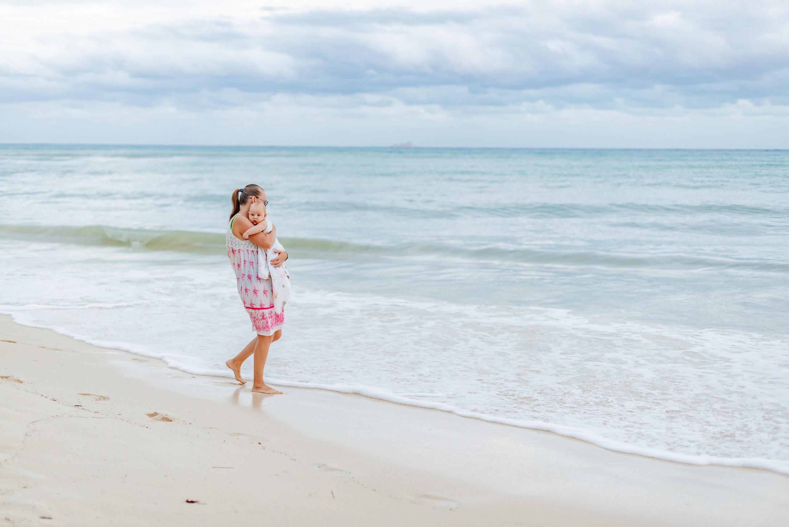 A family walk on the beach. FOTÓGRAFO MÉXICO QUINTANA ROO