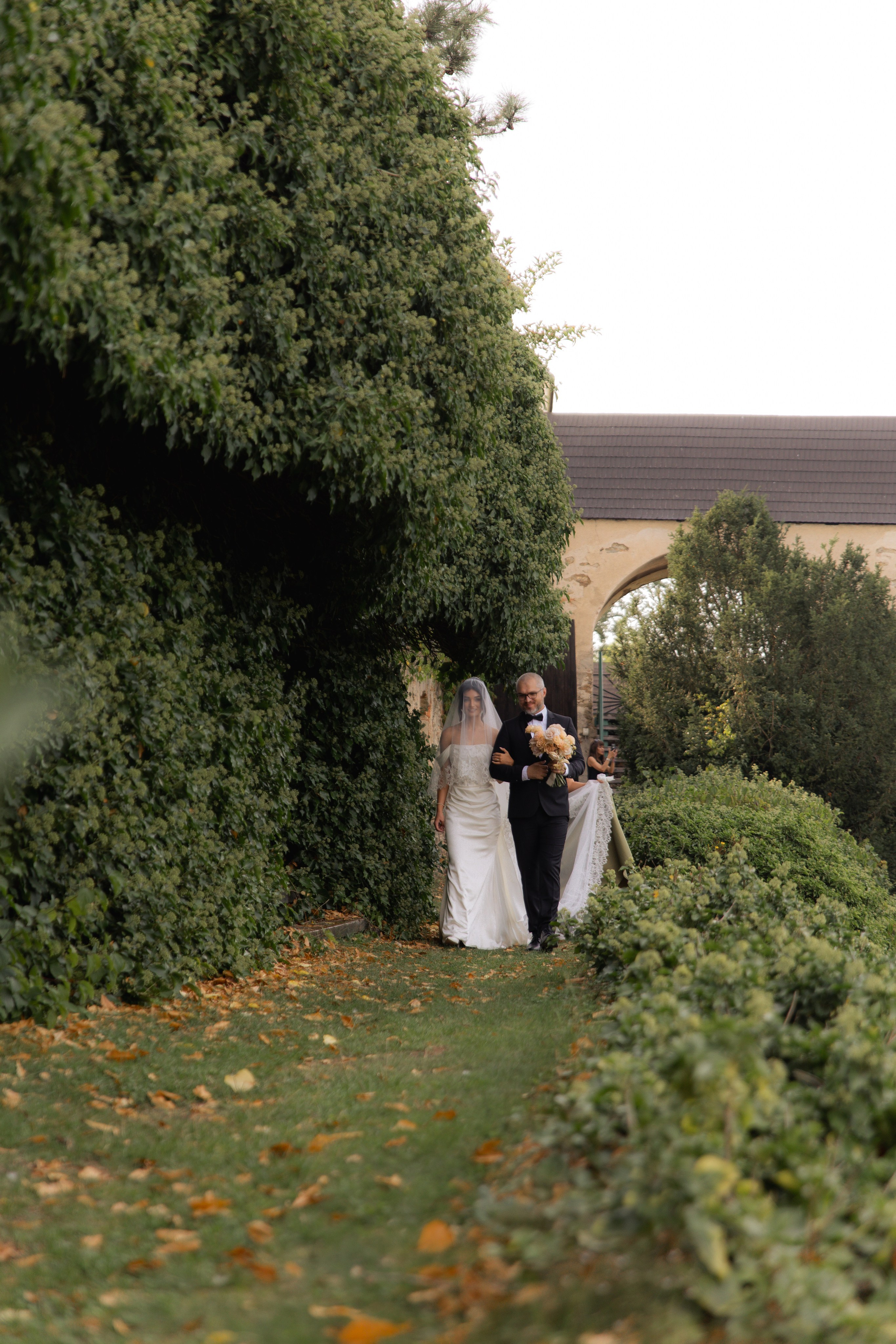 Elegant Castle Wedding in Austria | Alwin & Ruth’s Fairytale Celebration. Wedding photographer and videographer based in Timisoara, Romania