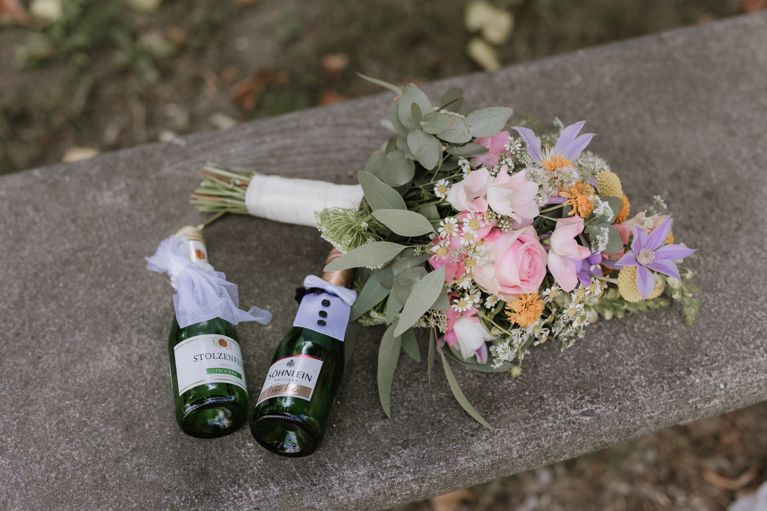 Boho Brautstrauß mit wilden Blumen und Gräsern