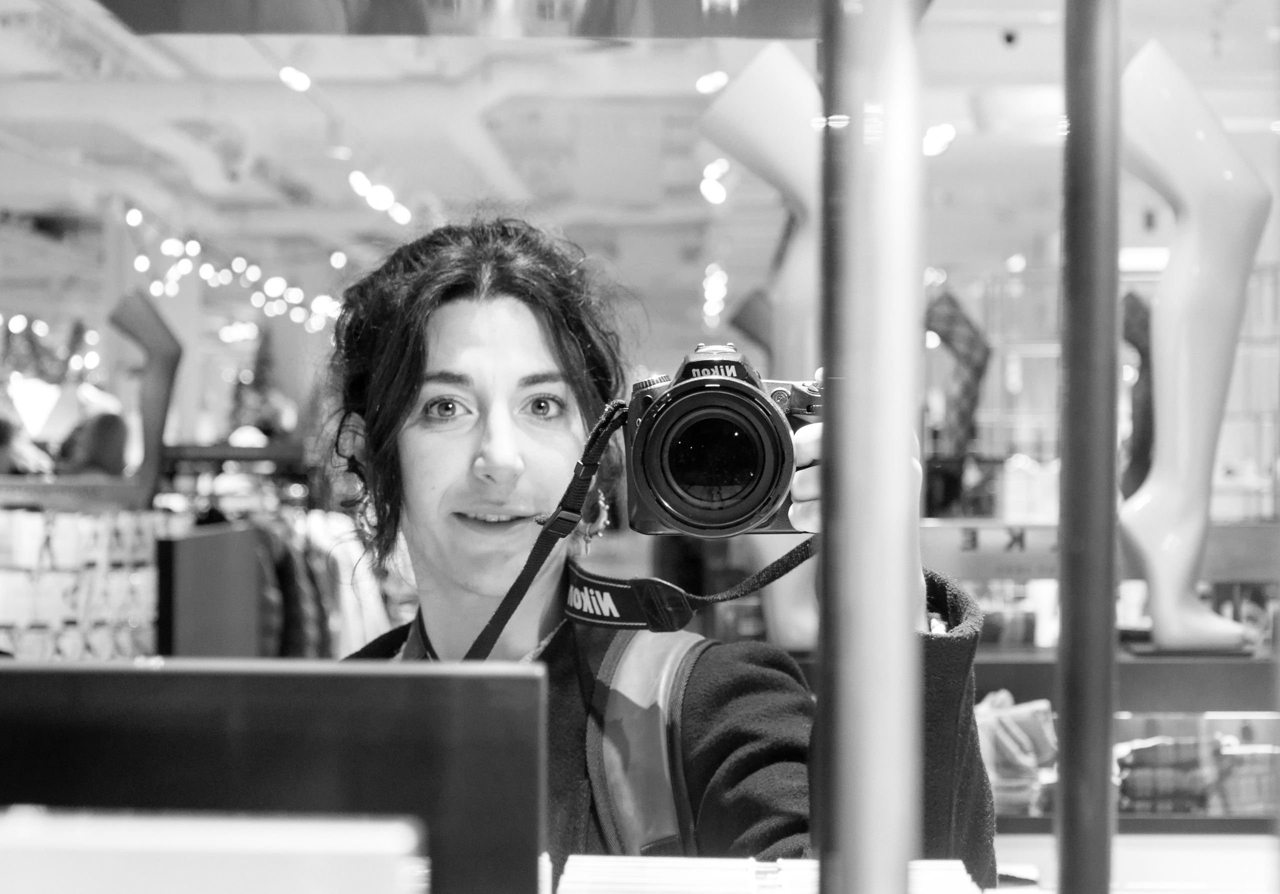 Biography of the photographer Julie Nakzi. Éclat Photos. Exclusive portrait photography service