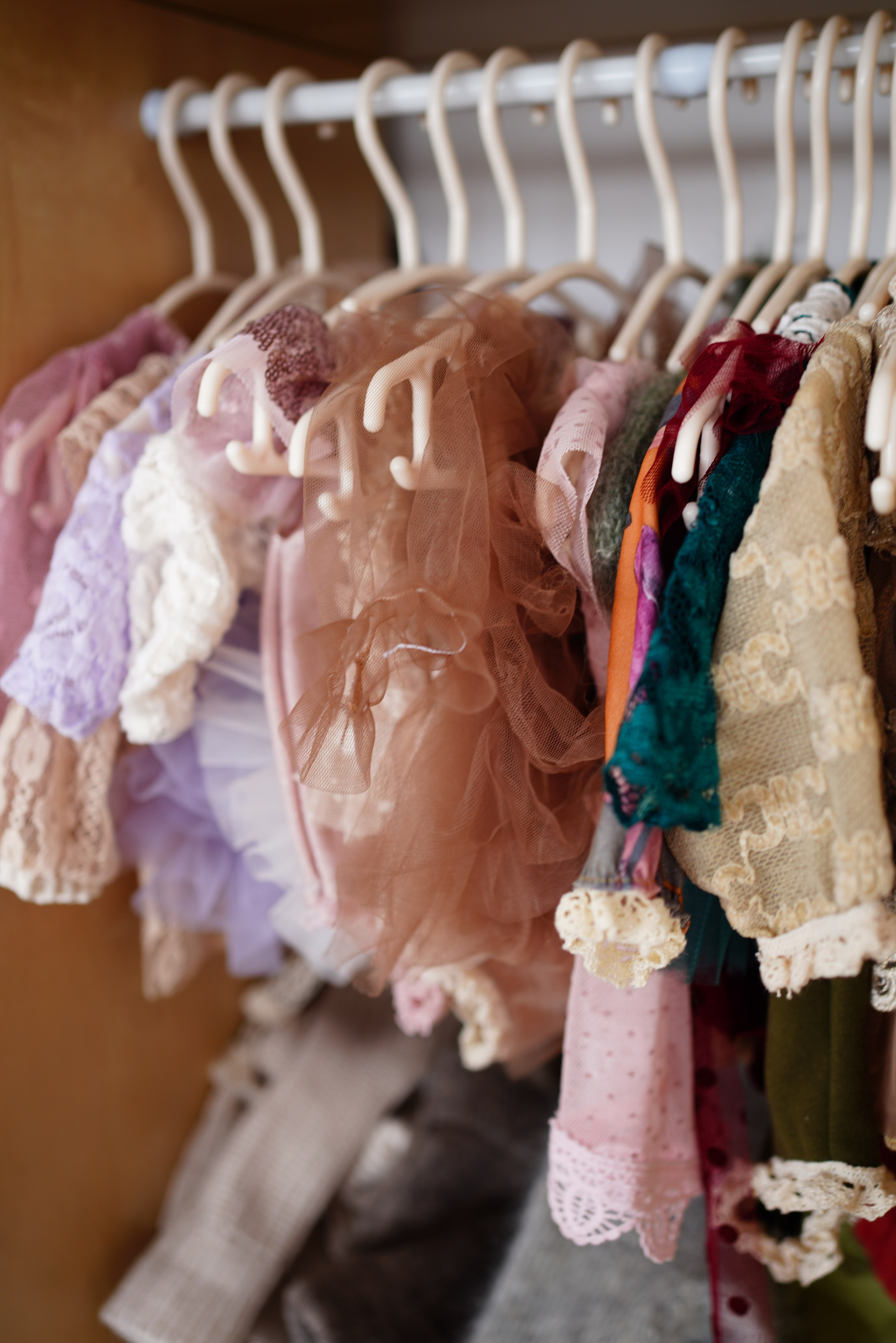 Mit einem umfangreichen Sortiment an Kopfbedeckungen und gemütlichen Elternbereichen in unserer Fotostudio