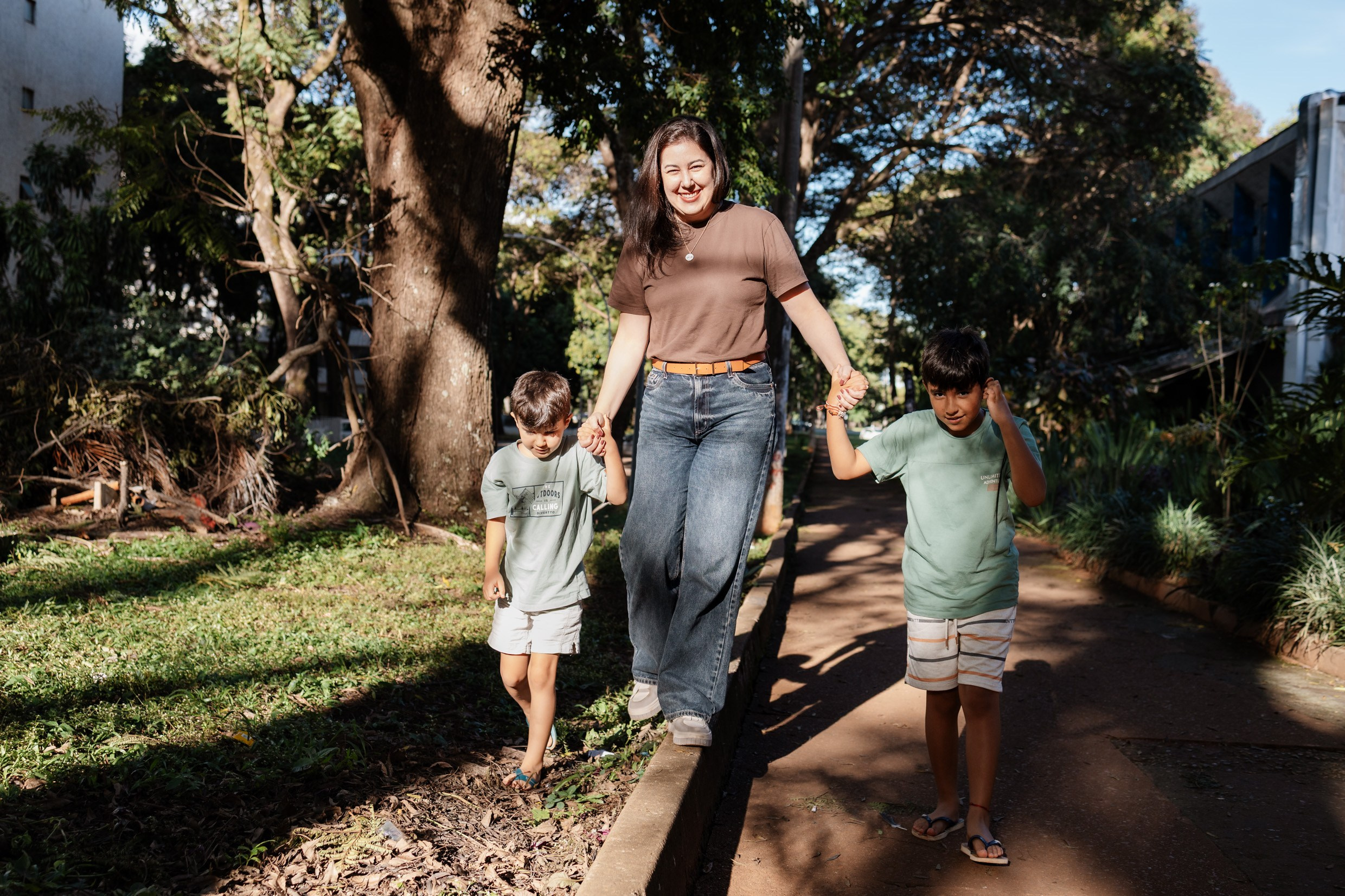 Ensaio mãe e filhos em Brasília • Asa Norte | Fotografia de Família. Fotógrafa em Brasília e Recife | Ensaios de família, gestante e festas infantis — Ize Fotografia