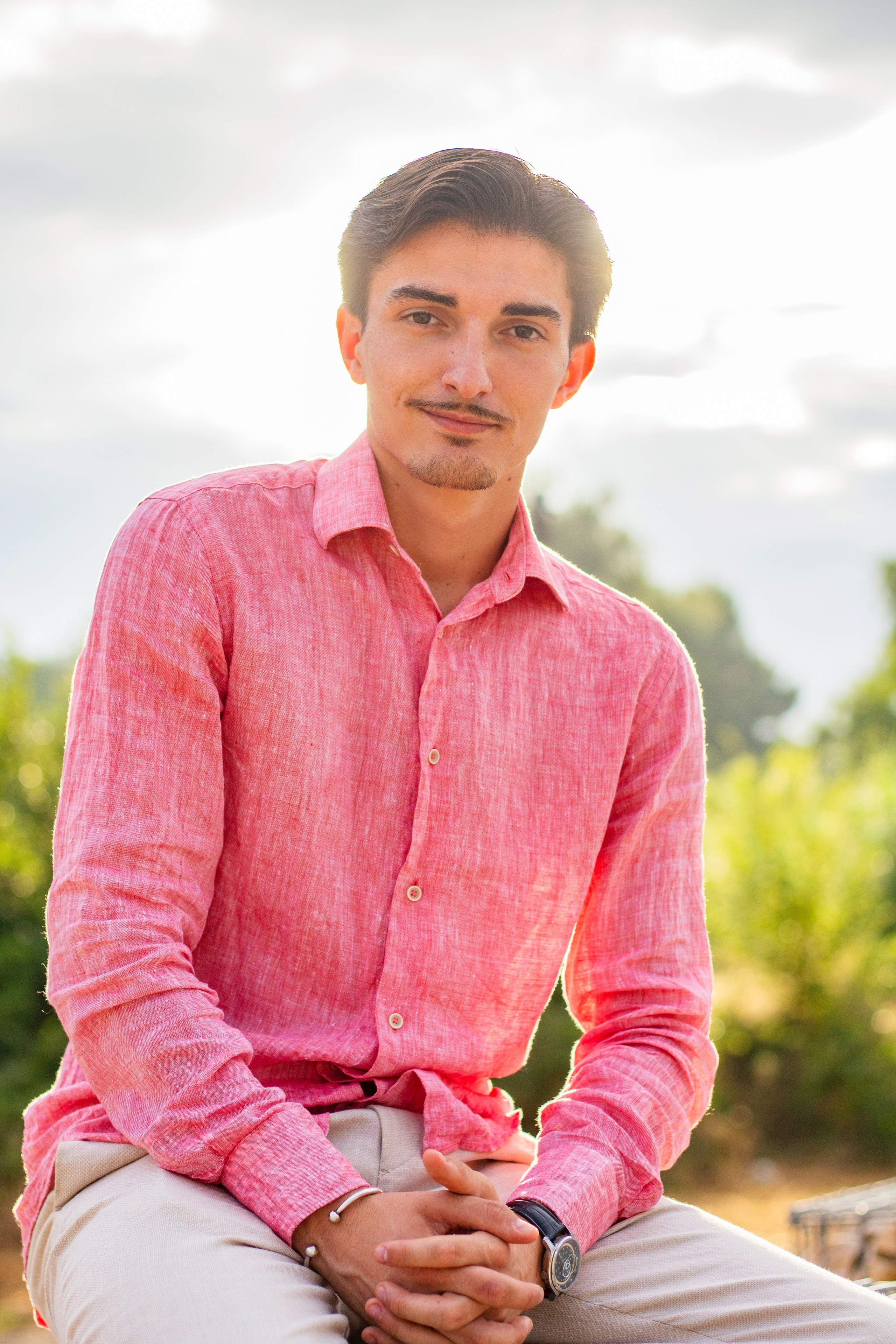 Portrait artistique d’un jeune homme en extérieur