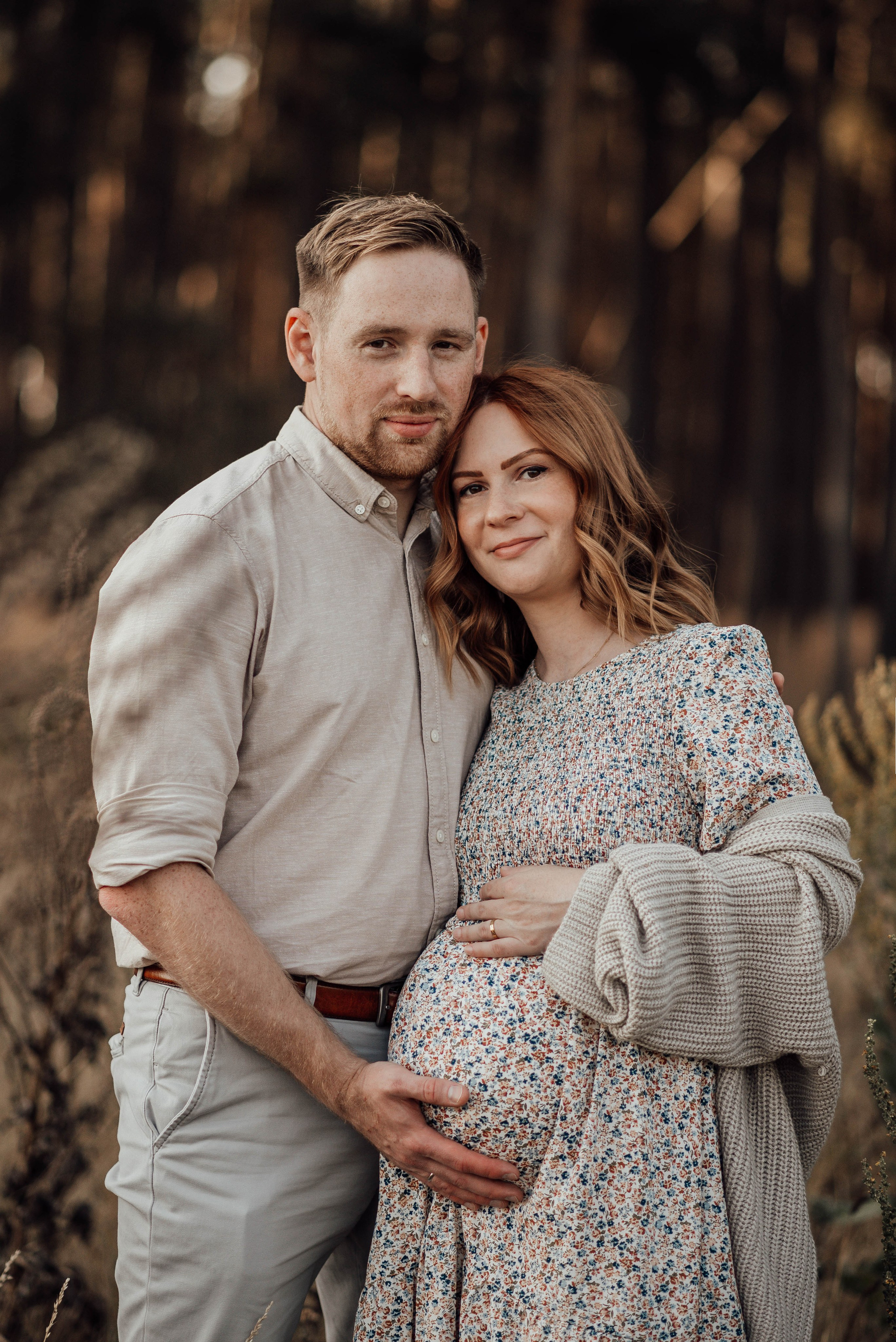 Emotionale Schwangerschaftsfotos in Wolframs-Eschenbach – Babybauch im Abendlicht