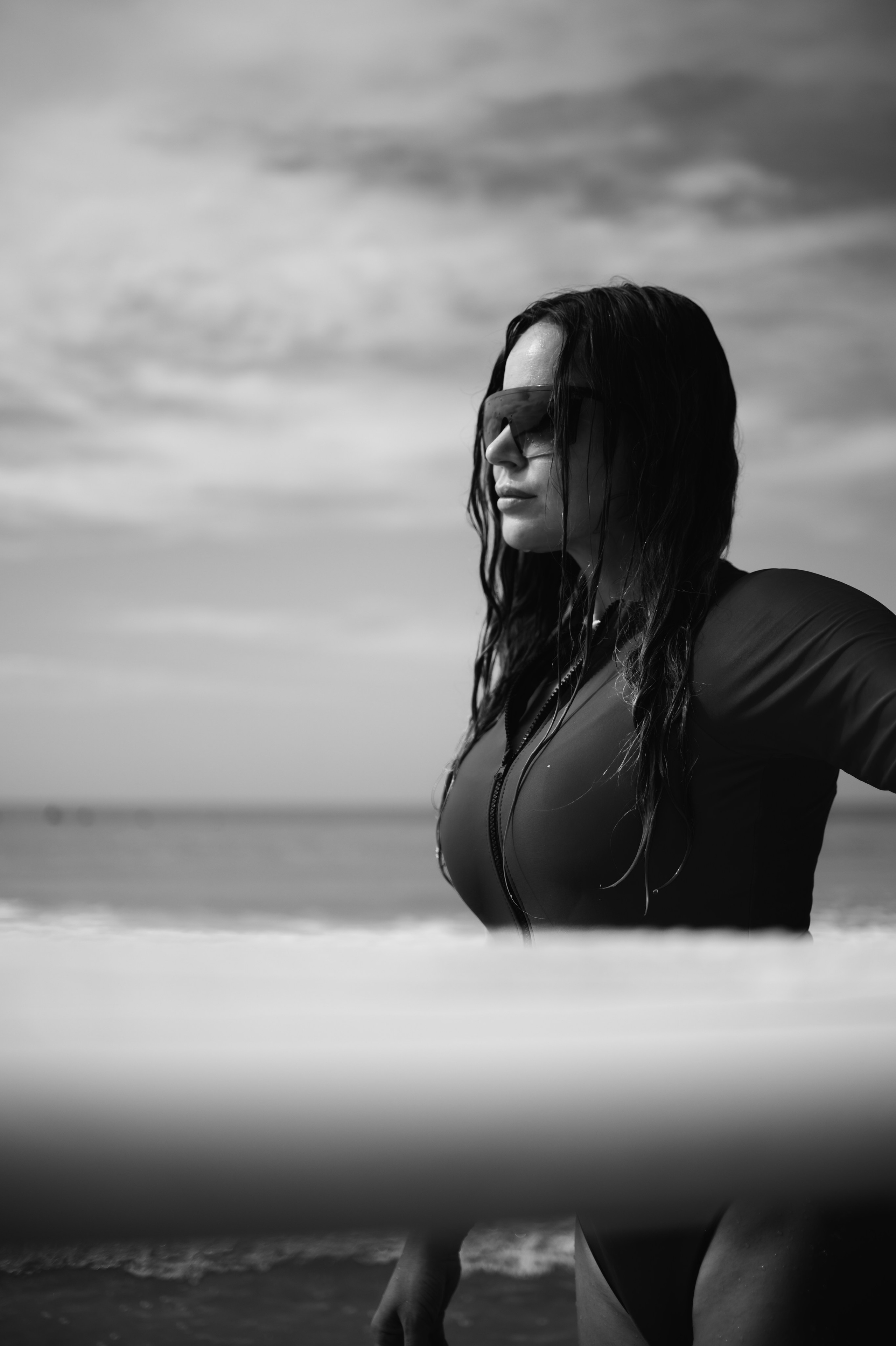 Photoshoot with a surfboard | BW