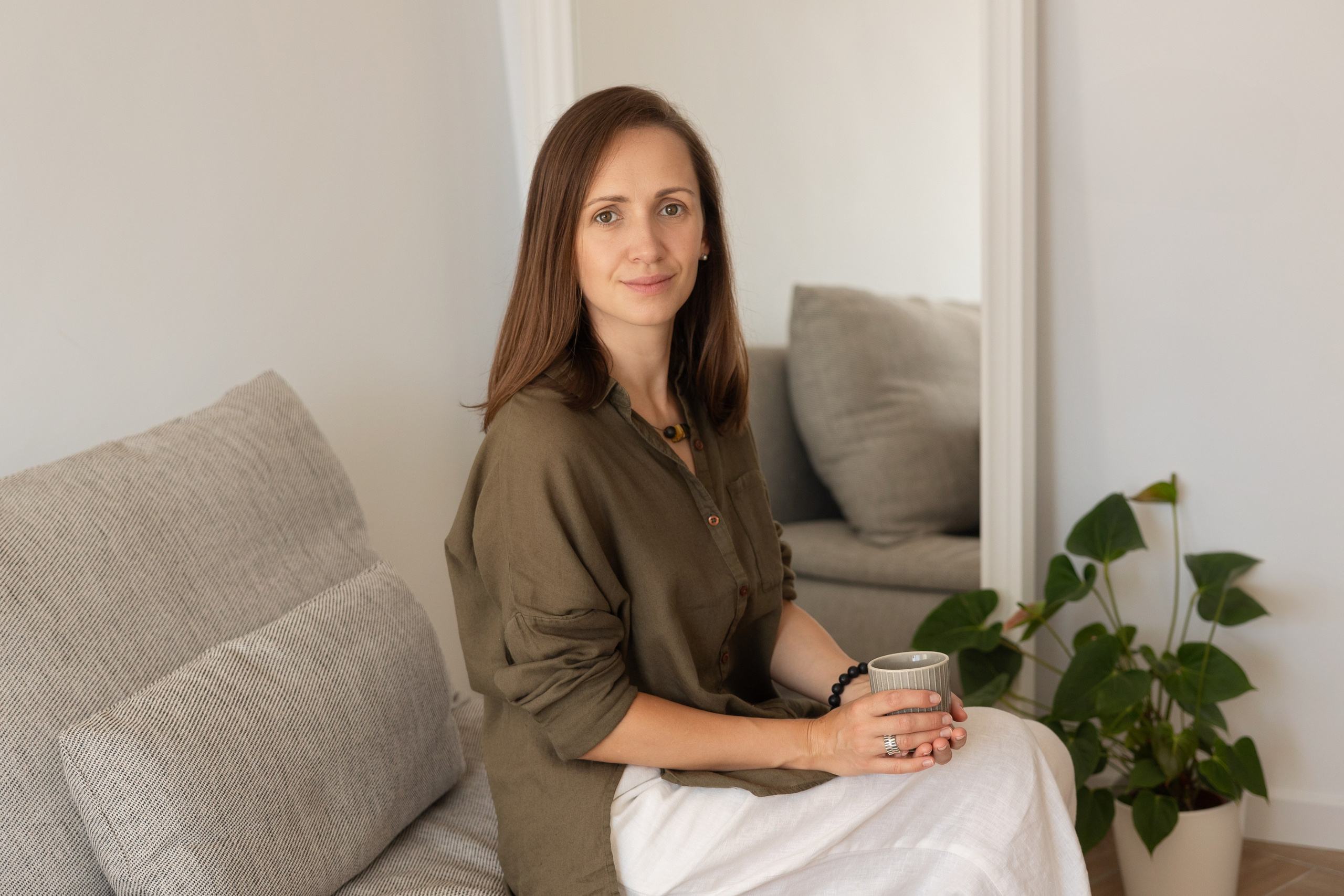 Personal brand photoshoot for art therapist. Eugénie Smirnova — your photographer in Toulouse and southwest France
