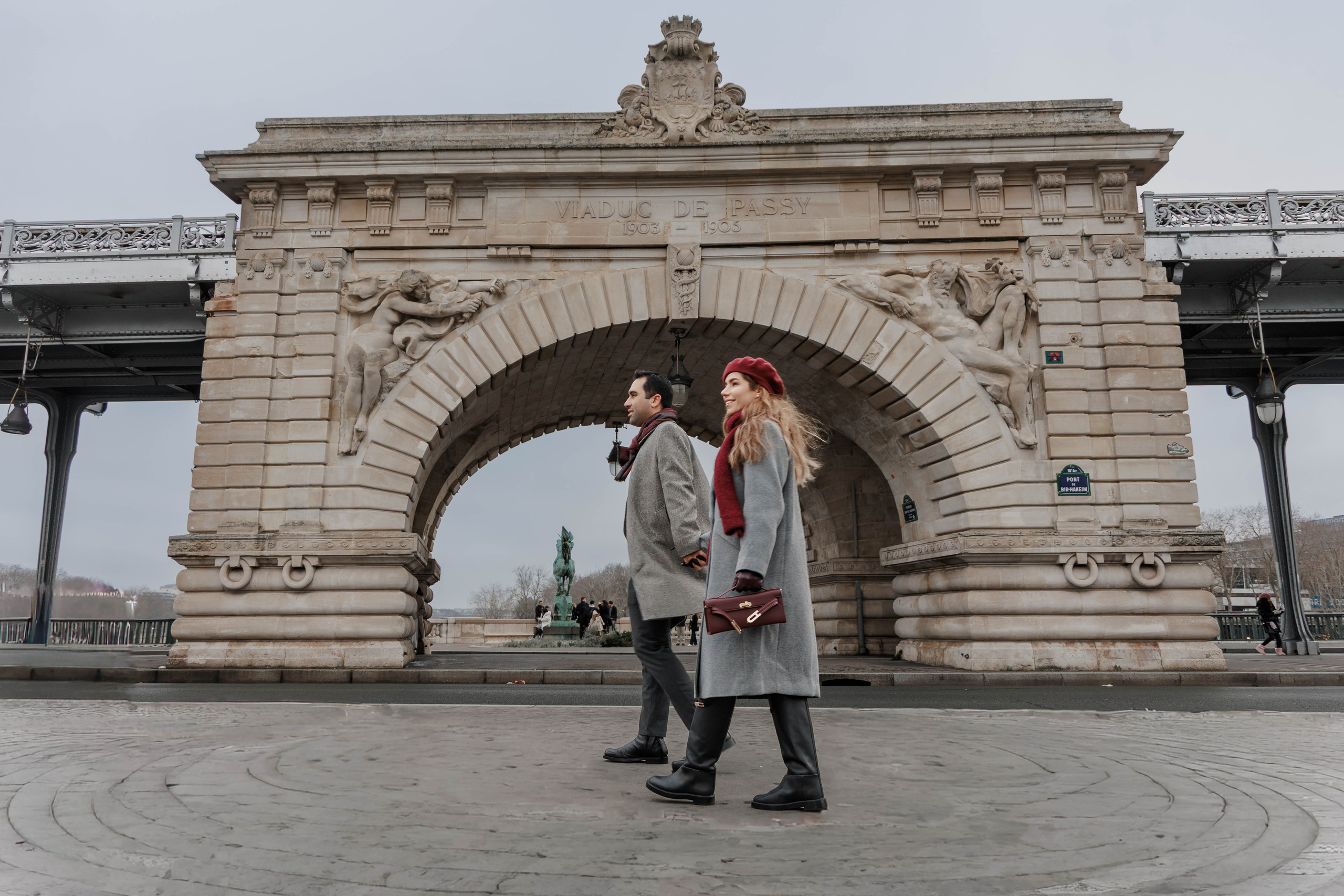 Bir-Hakeim Bridge in Paris — The Iconic Location for Luxury Proposal & Elopement Photography. Photographe à Paris