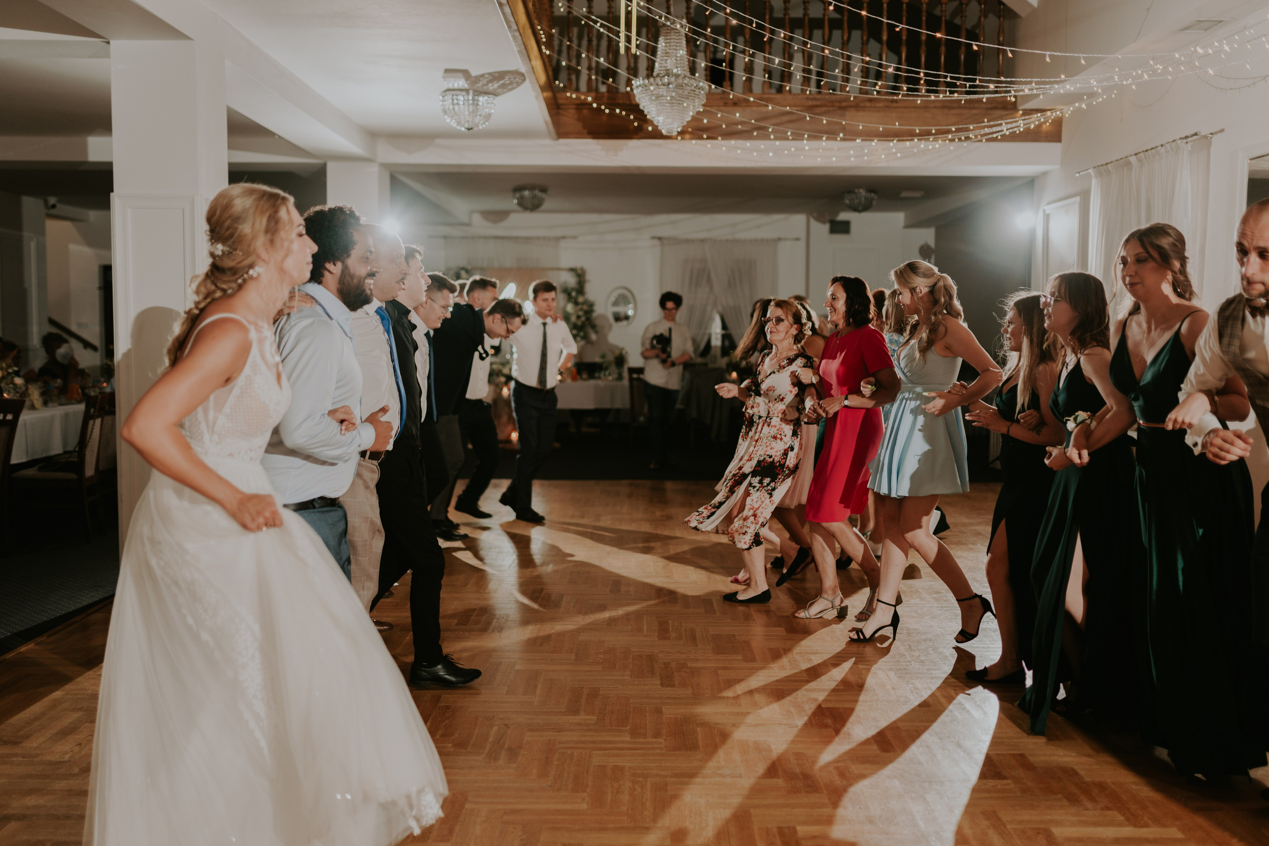 Dwór Wierzbno: plenerowy ślub pod wierzbą. Karkowskafoto - fotografia miłości