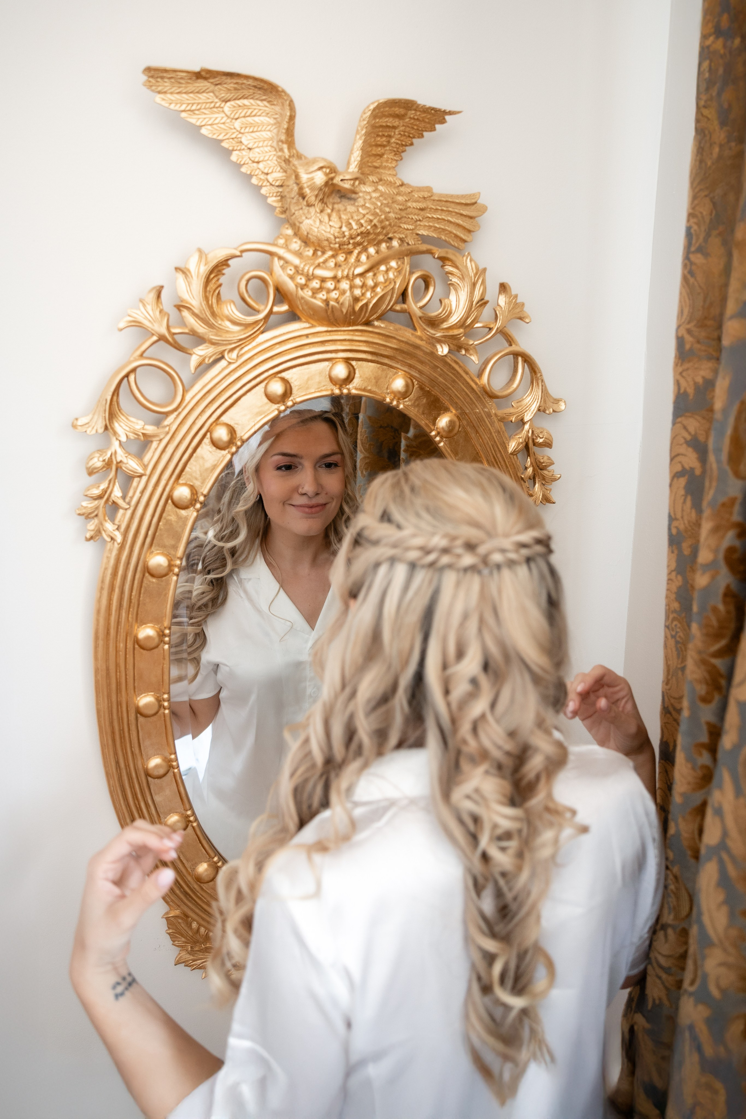 la mariée se préparant à l’intérieur du Château Rieutort, enfilant ses chaussures avant la cérémonie