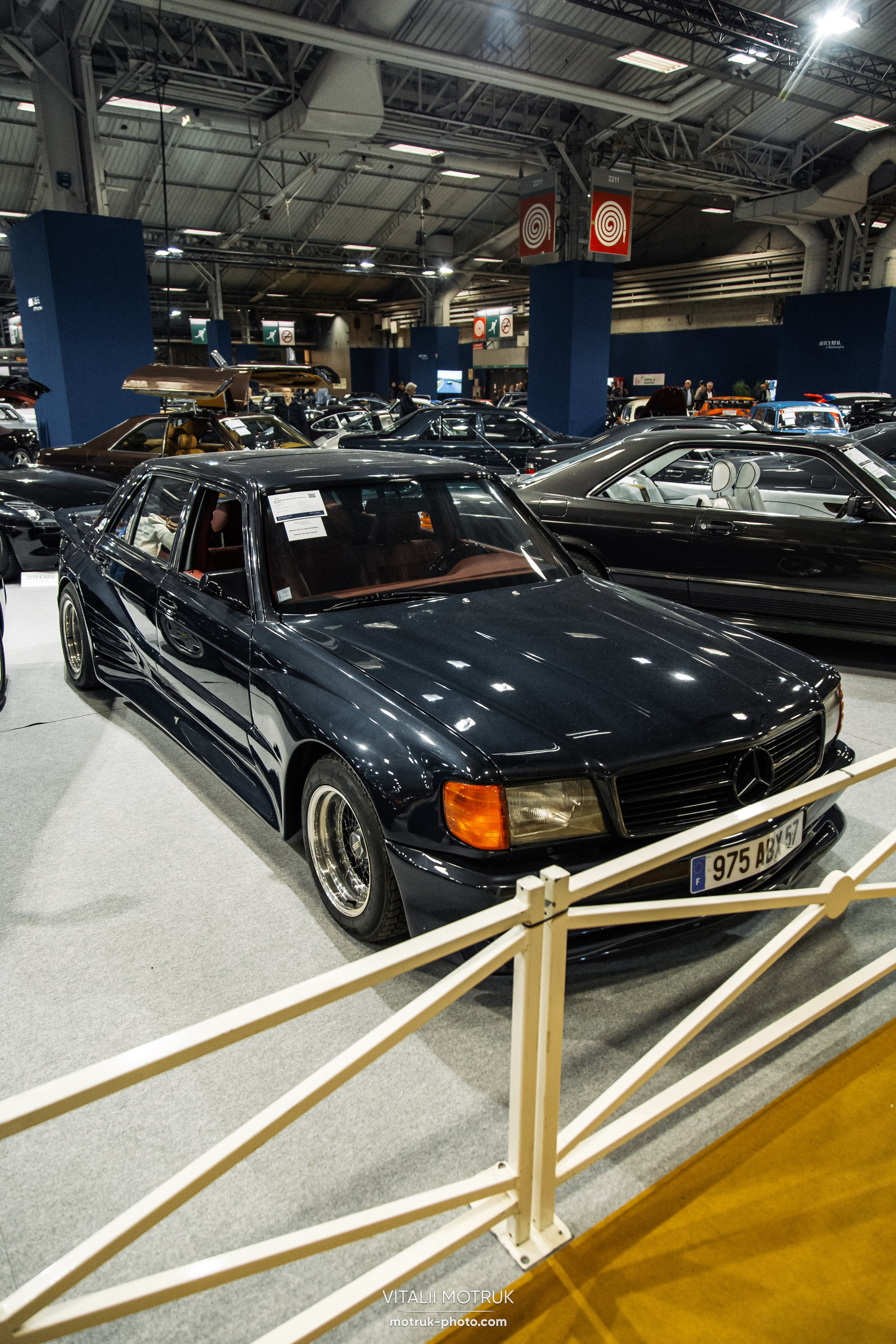 Retromobile 2023. Photographe de voitures à Paris — Vitalii Motruk