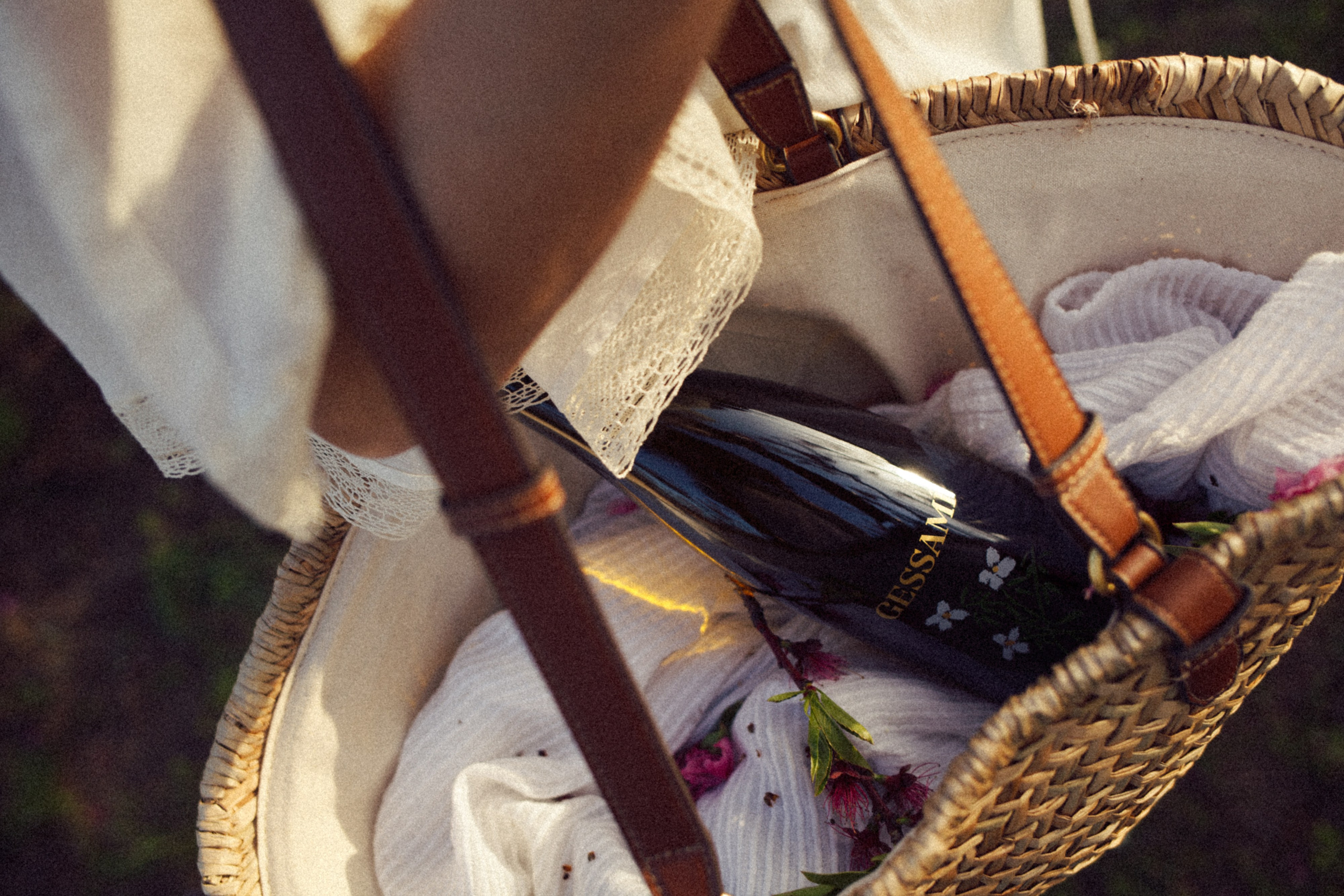 Gessamí evokes joyful moments and timeless happiness