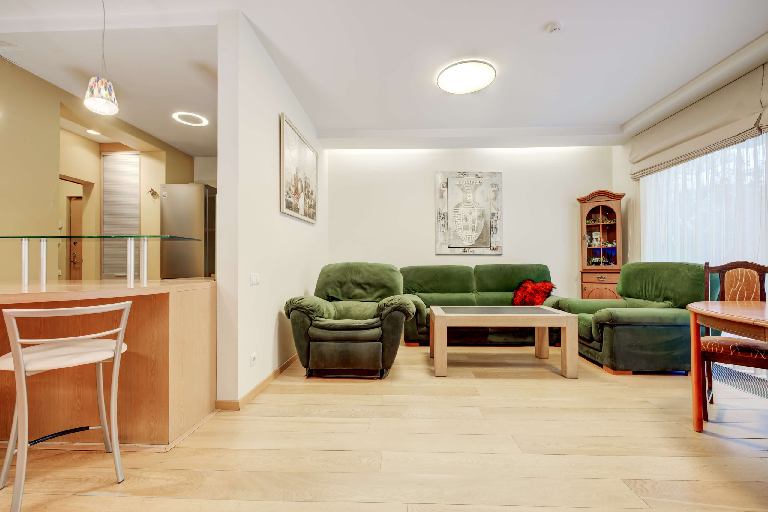 Dizainerio šedevras – svetainė su paveikslais ir didele terasa prestižiniame 4 kambarių bute Vilniuje