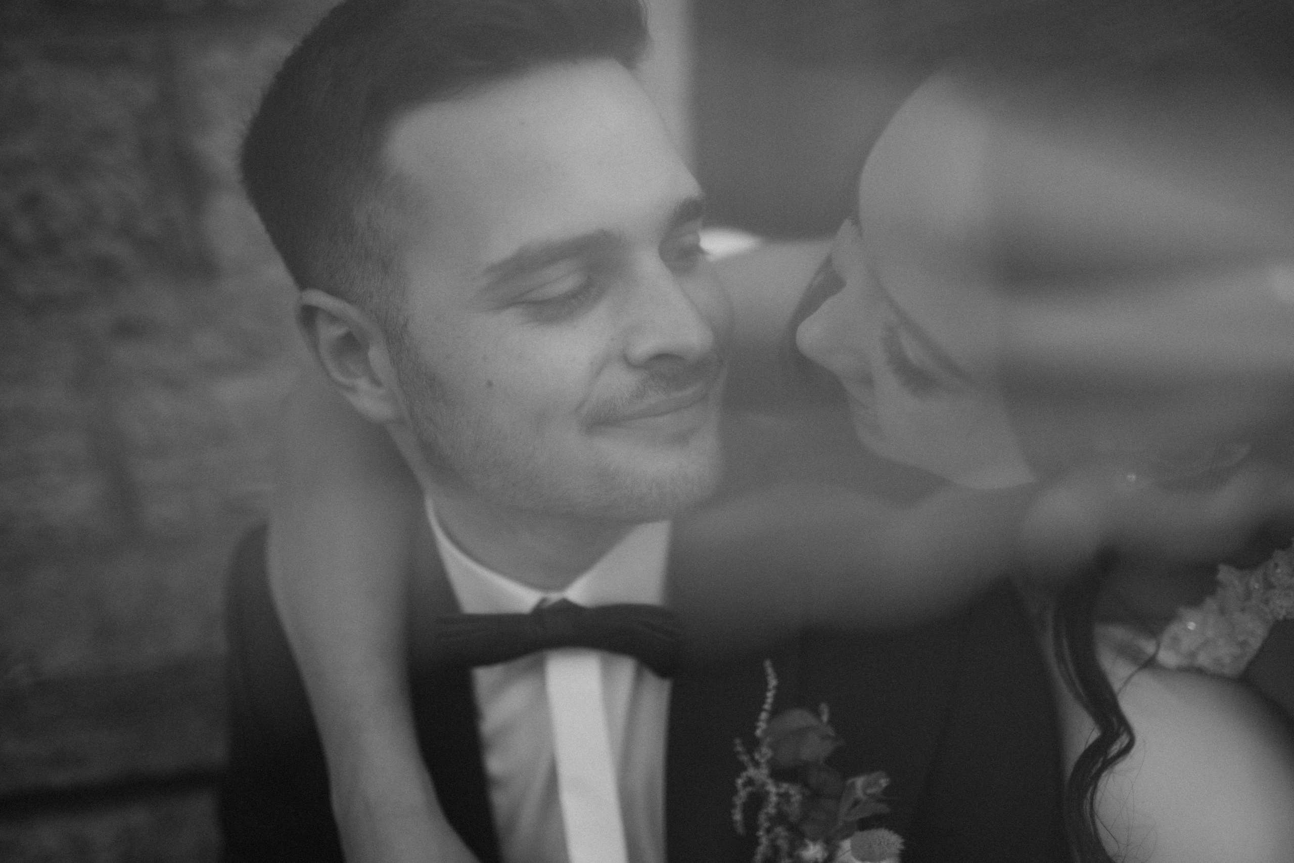 chwarz-weiß-Foto des Brautpaares in einem eleganten Moment.