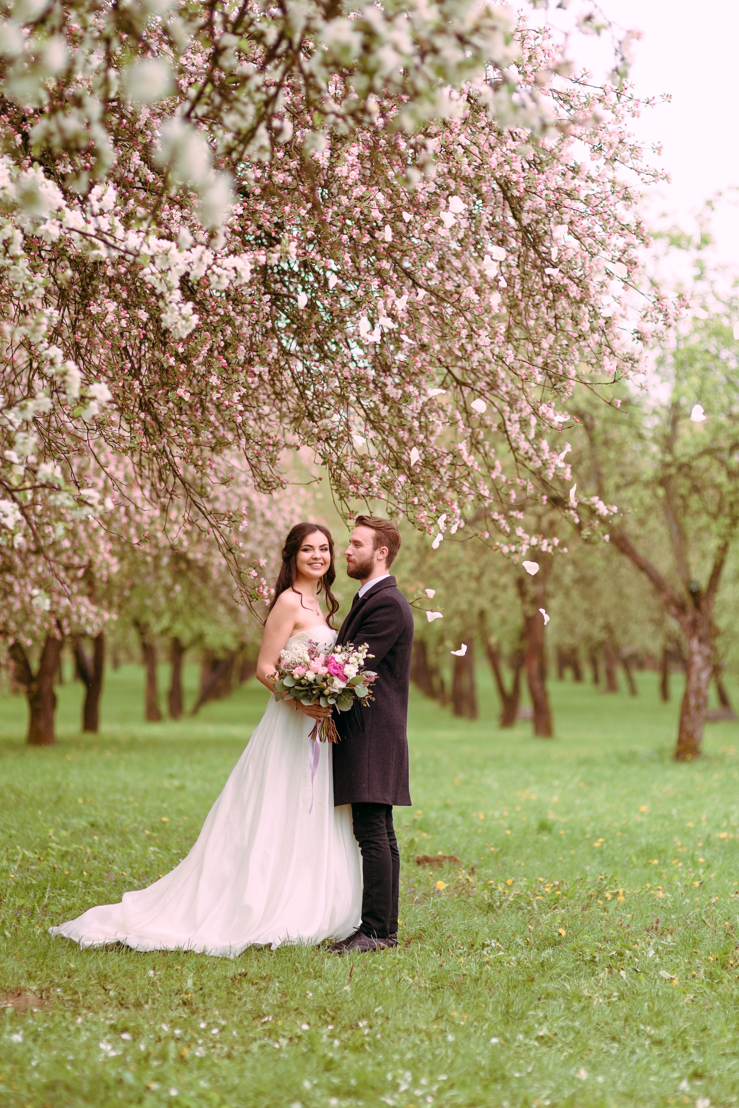 Свадебная прогулка в цветущем саду. Семейный фотограф и фотограф новорожденных в Вильнюсе Ирина Беленкевич