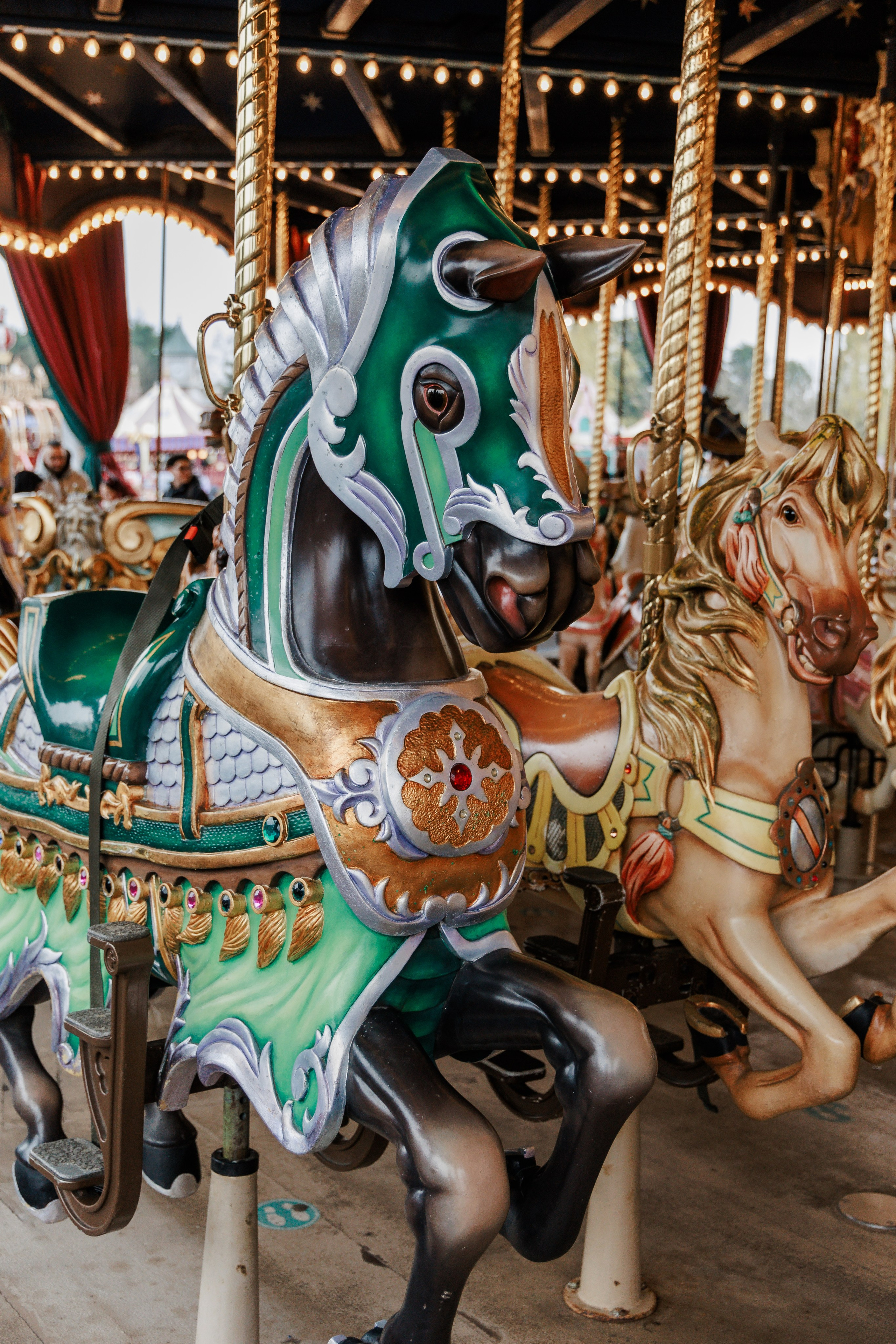 Best Photographer in Paris: Your Guide to Unforgettable Winter Photoshoots at Disneyland Paris. Photographe à Paris