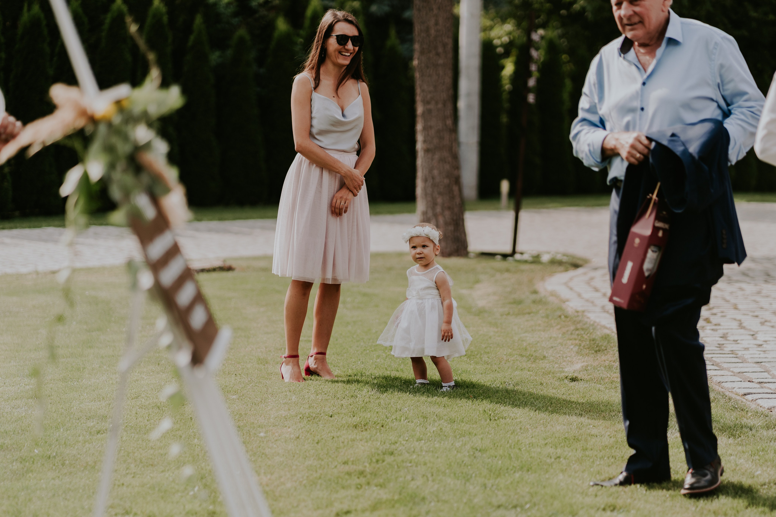 Dwór Wierzbno: plenerowy ślub pod wierzbą. Karkowskafoto - fotografia miłości