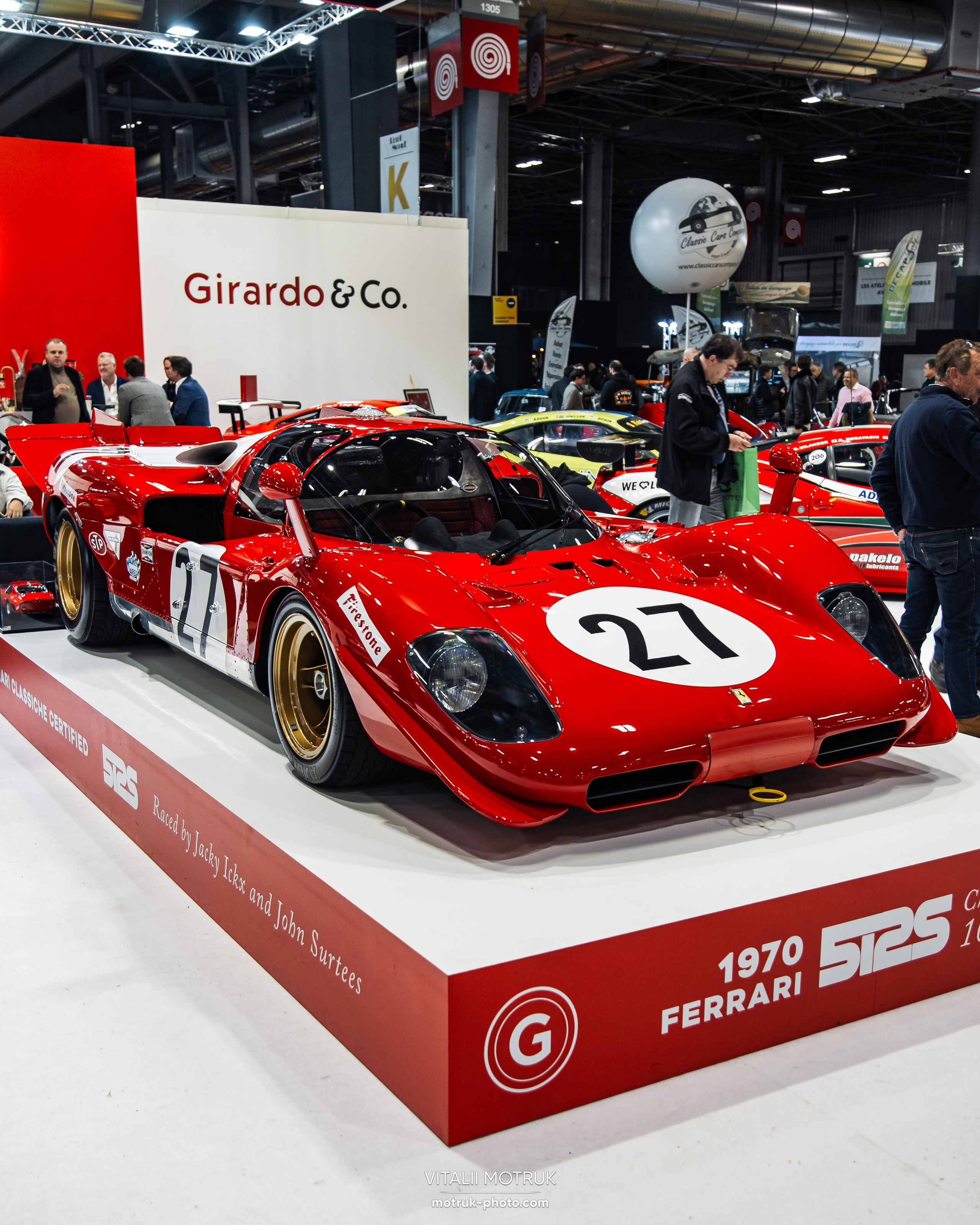 Retromobile 2023. Photographe de voitures à Paris — Vitalii Motruk