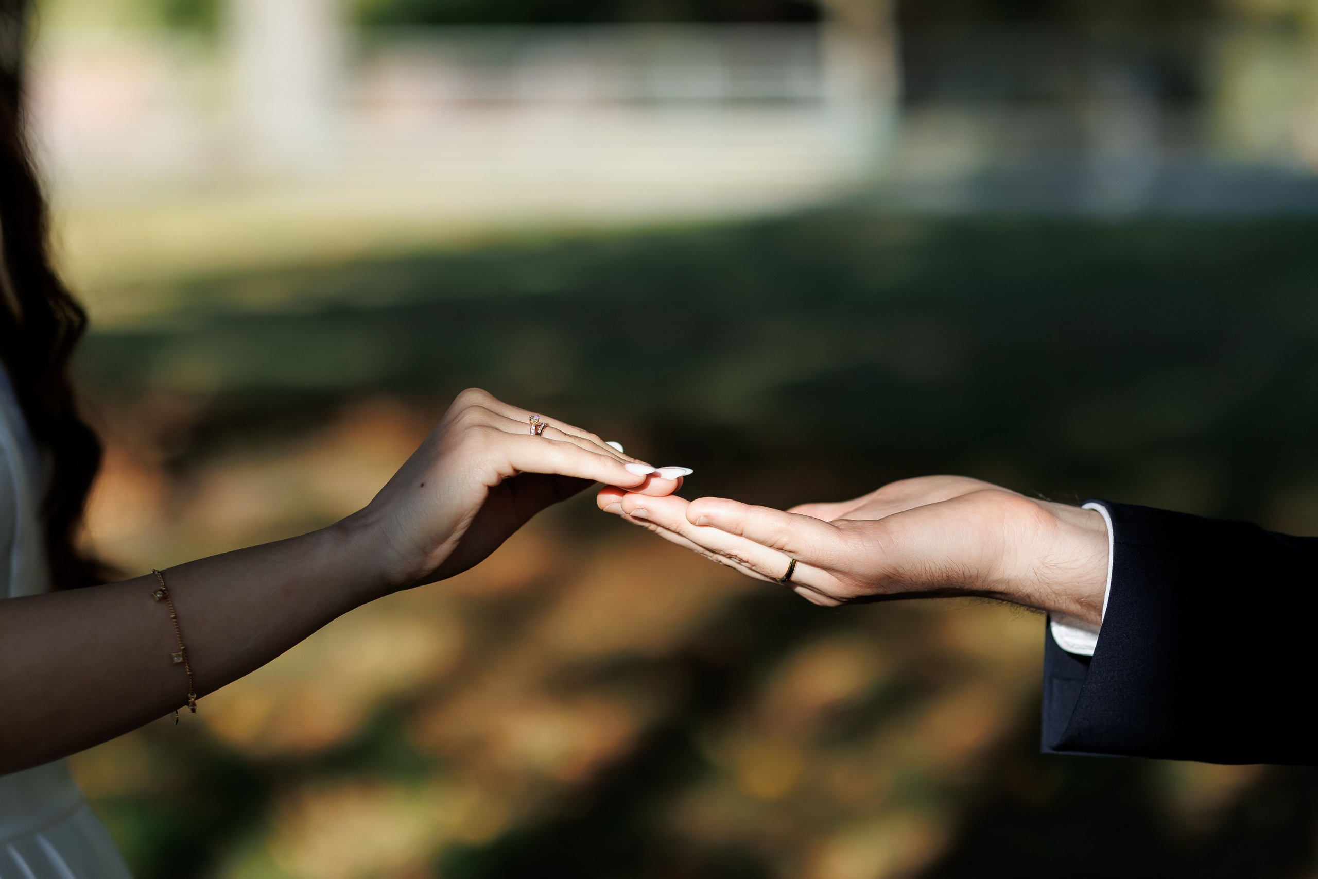 Eine intime Feier vor der großen Hochzeit: Solongo und Victor im Standesamt Spandau. Hochzeitsfotografie in Berlin Nataliia Schütze