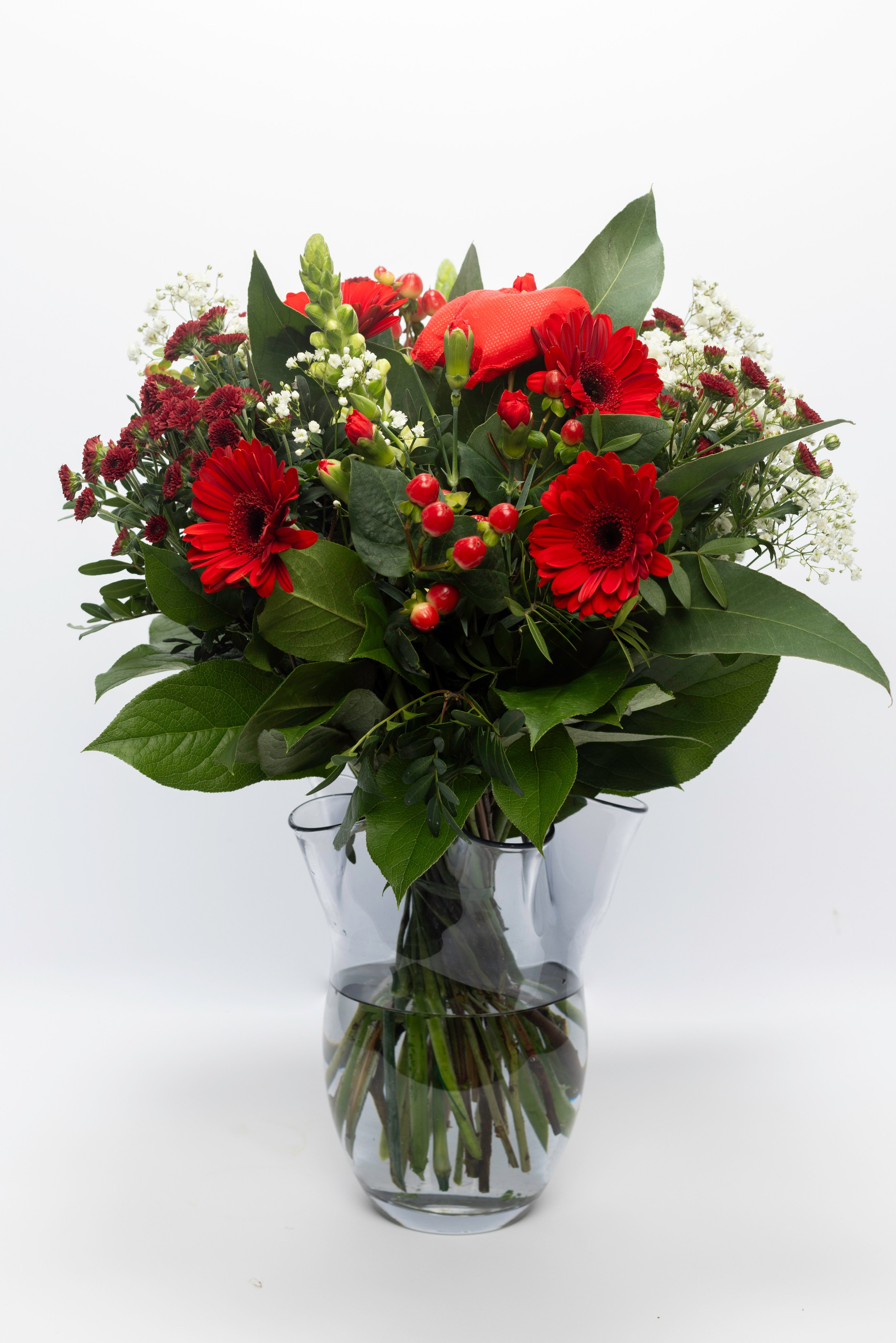 Send en smuk buket med friske blomster og dekorative hjerter til en, du holder af. En romantisk gestus, der passer perfekt til Valentinsdag, årsdag eller en særlig anledning. Hver buket er håndbundet med omhu og sammensat i smukke, varme nuancer. Med levering i Aarhus og oplandet via Wolt kan du nemt overraske med en blomsterhilsen direkte til døren.Bestil i dag og spred kærlighed med blomster.Akropolis Blomster – når blomster skal sige det hele.