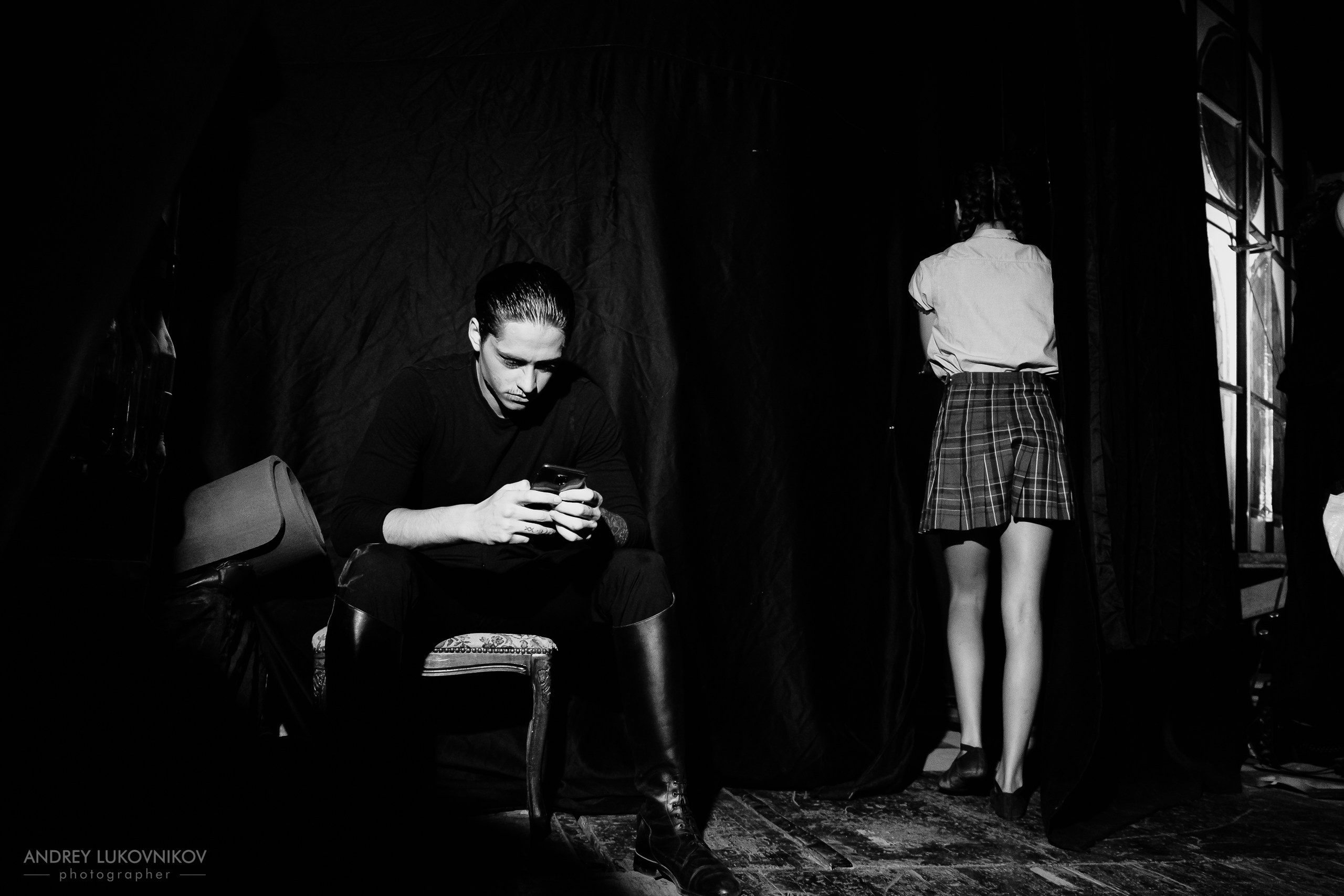 Sesión de fotos entre bastidores en El Circo Encantado: la vida de los artistas tras bambalinas