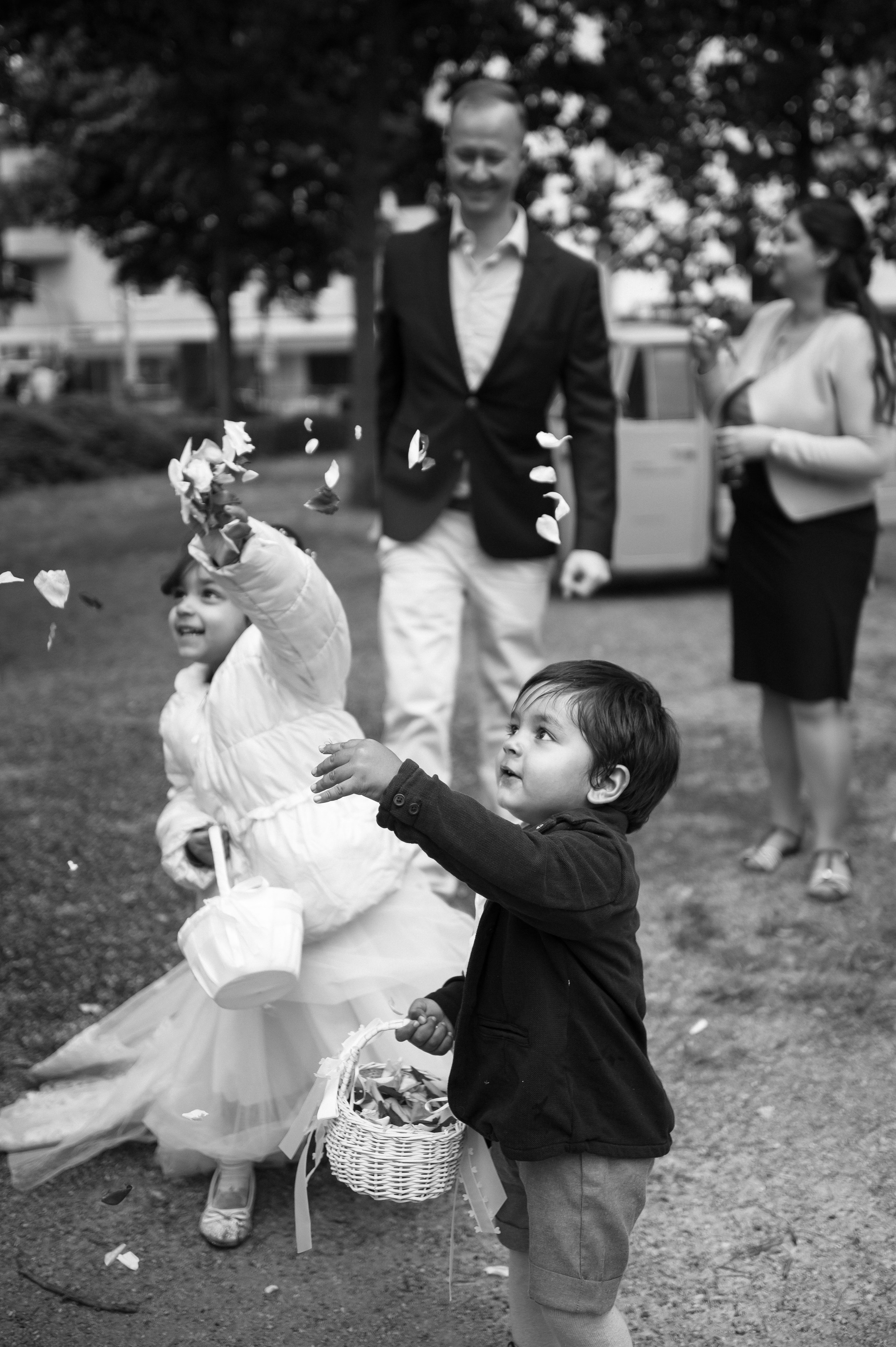 Kinder streuen Blüten nach der Hochzeit im Standesamt Mannheim