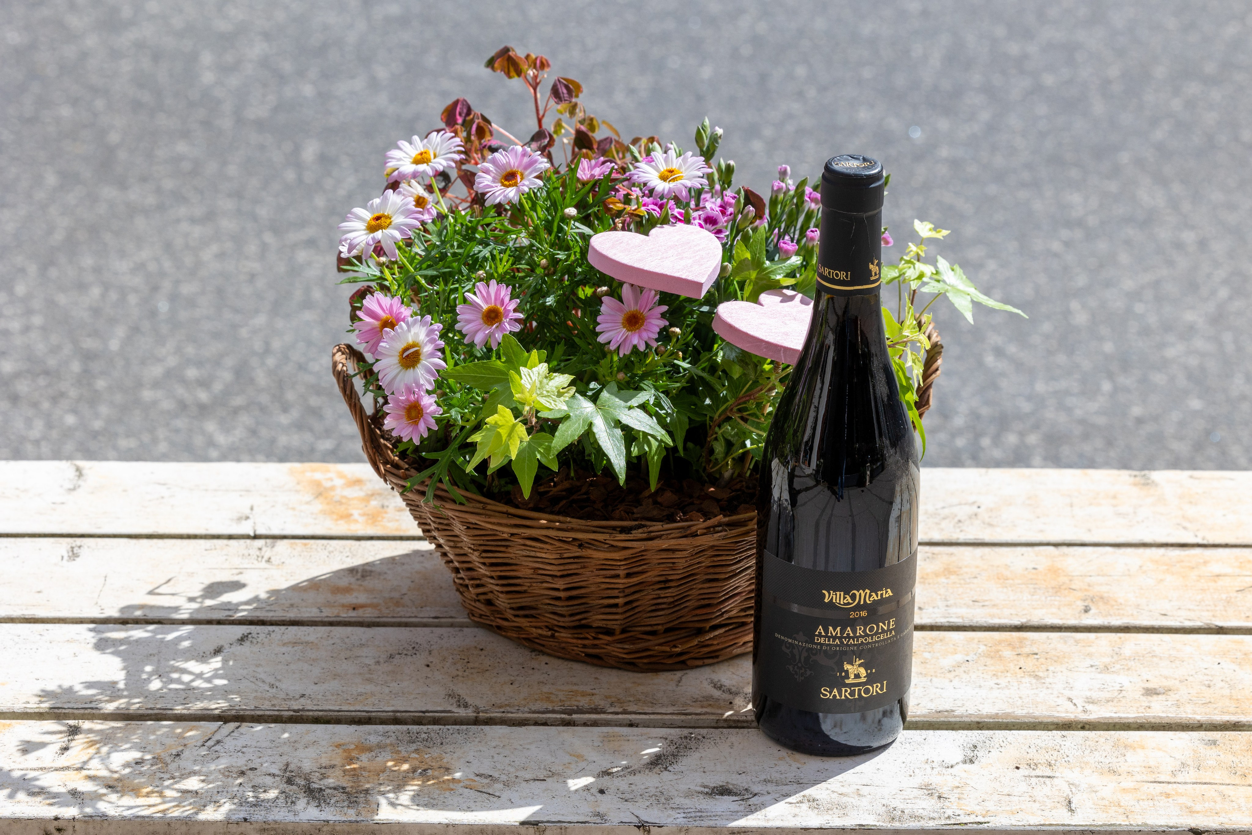 Send en smuk hilsen i skønne lyserøde nuancer, samt en dejlig frisk og afbalanceret rødvin. Villa Maria, Amarone della Valpolicella D.O.C.G. Det er en flot vin med intens granatrød farve, frugtig duft, fyldig, men samtidig rund og næsten silkeblød smag af modne frugter, samt en lang og behagelig eftersmag. Planterne i sammenplantningen kan variere alt efter sortimentet.