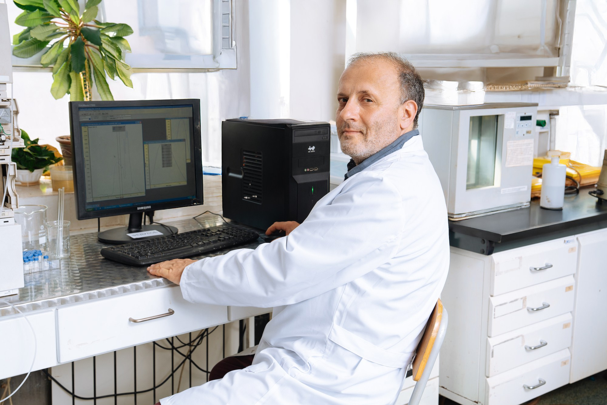 Корпоративная фотосъёмка химической лаборатории в Москве — настройка оборудования специалистом