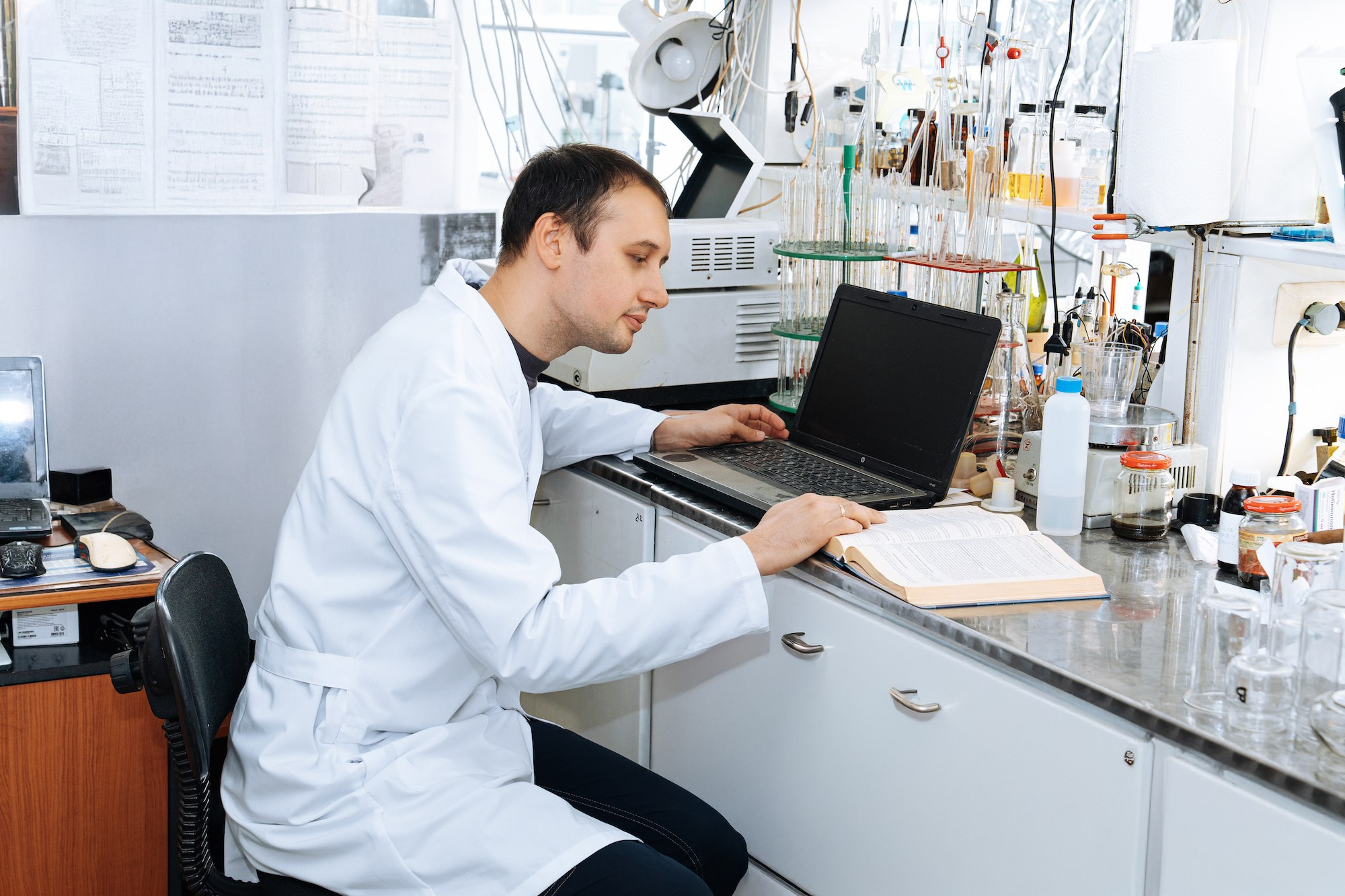 Фотосъёмка сотрудника химической лаборатории Москва — рабочий процесс и оборудование для сайта компании