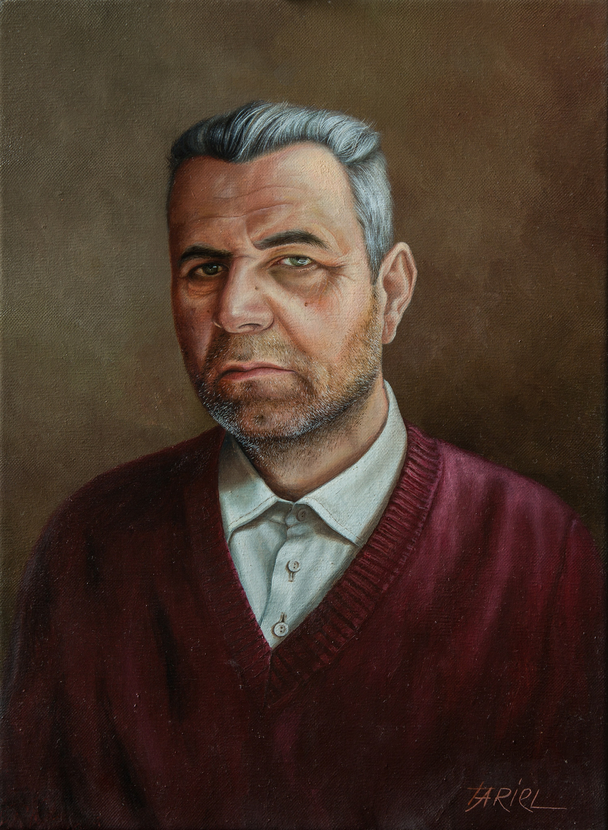 Tariel Əhmədovun yağlı boya ilə çəkilmiş portret əsəri, qısa, daranmış boz saçlı və seyrək saqqallı orta yaşlı bir kişini təsvir edir. O, tünd qırmızı V-yaxalılı sviterin altından ağ yaxalı köynək geyinmiş və ciddi ifadə ilə birbaşa tamaşaçıya baxır. Arxa fon sadə, isti qəhvəyidir. Əsərin reproduksiyası: Ayaz Mikayıl-zadə.