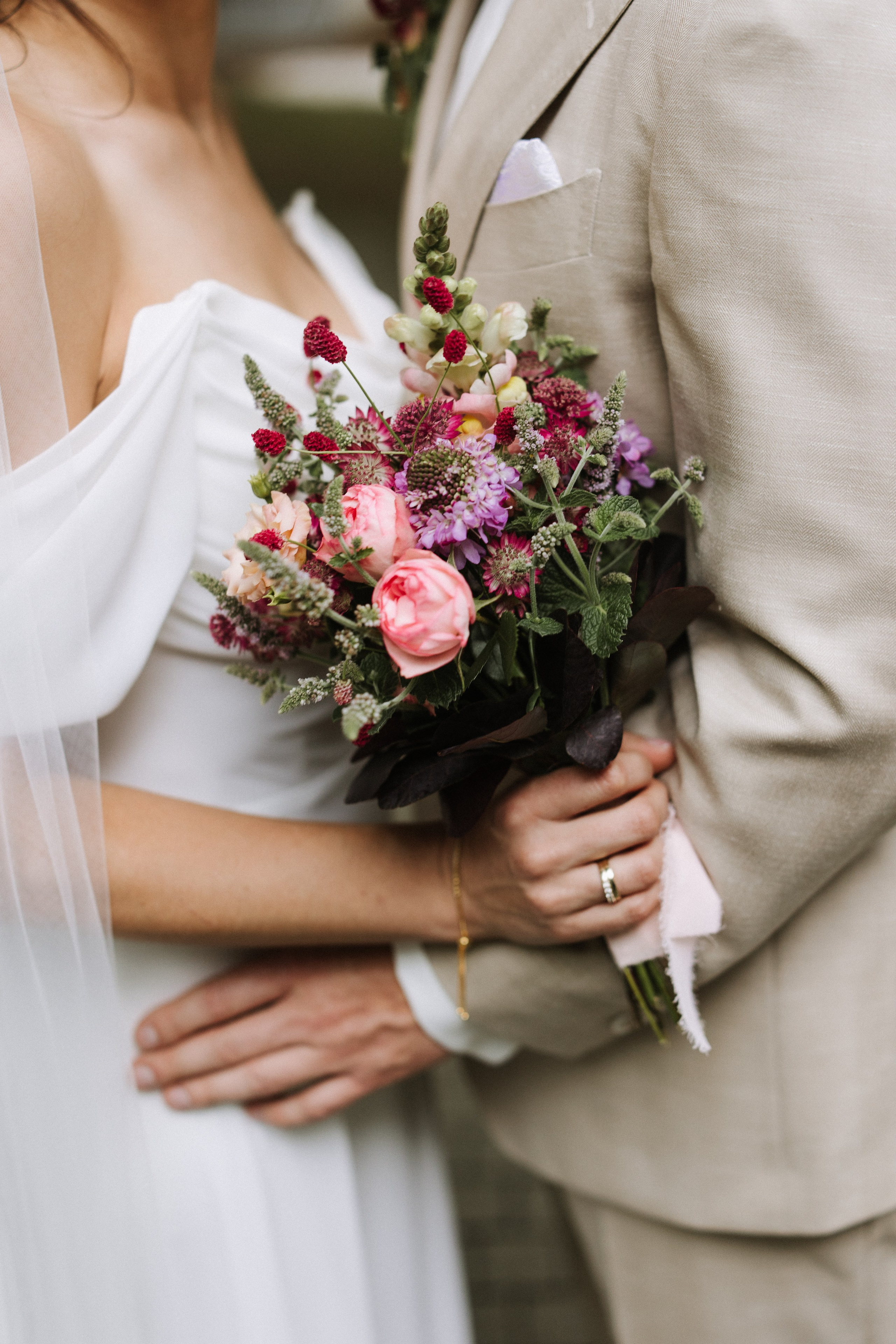 Boho Brautstrauß mit wilden Blumen und Gräsern