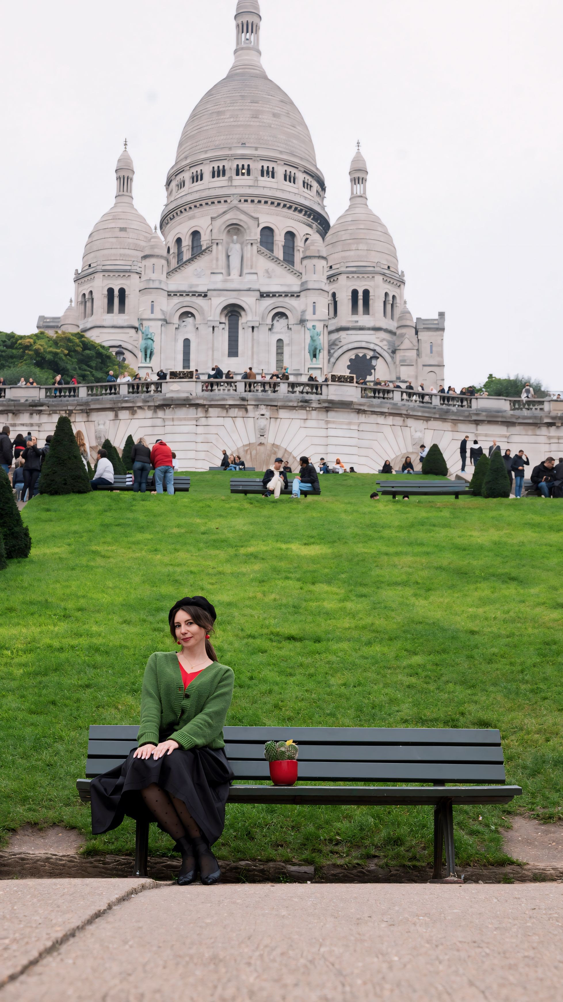 Street photoshoot in Paris. Alina Tagzieva- a photograper in Paris