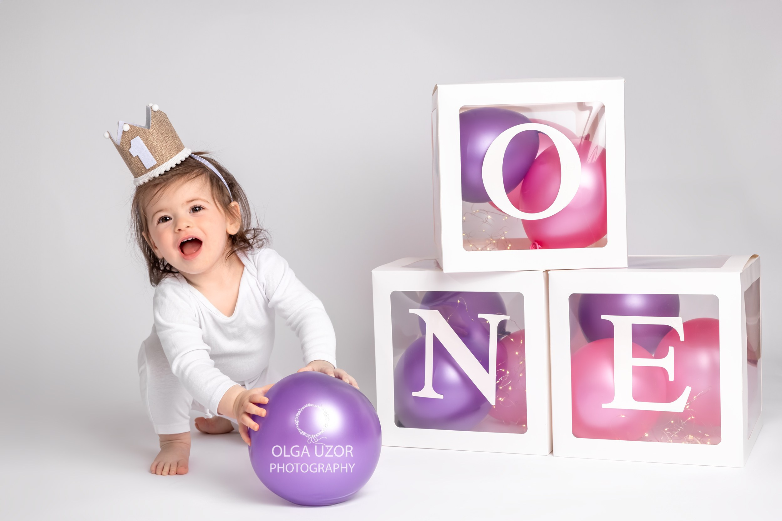 Cake smash photo session Hertfordshire, Stevenage. Stevenage, Hertfordshire family, maternity and newborn photographer