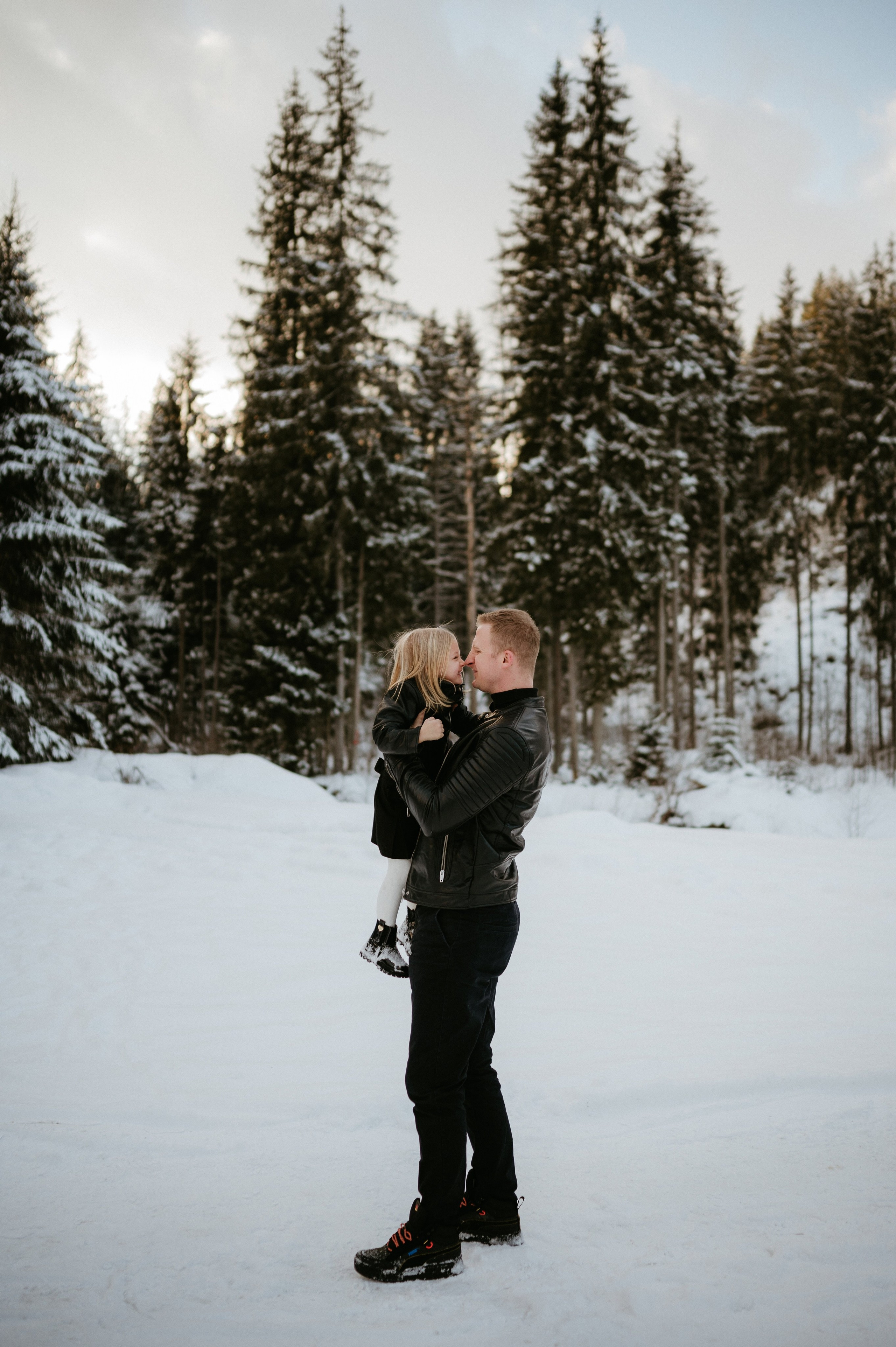 Ședință Foto de Familie la Munte – Fotografii de Iarnă în Lupcina. Valentin Melen - fotograf de nunta 🤍