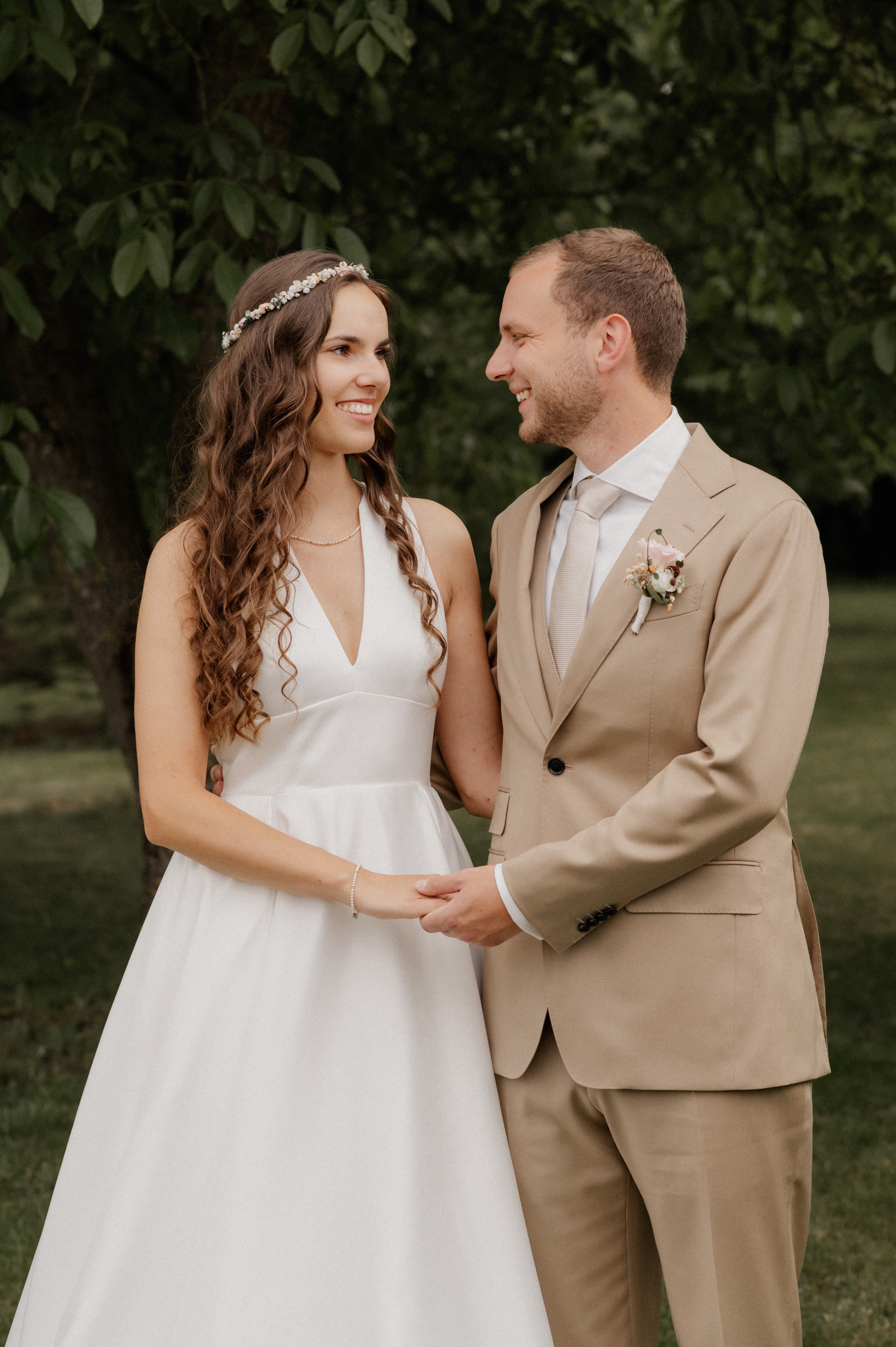 Sommer, Liebe & zwei wunderschöne Kleider: Gartenhochzeit in Gunzenhausen. Photographer in Ansbach for Couples, Weddings and After Wedding