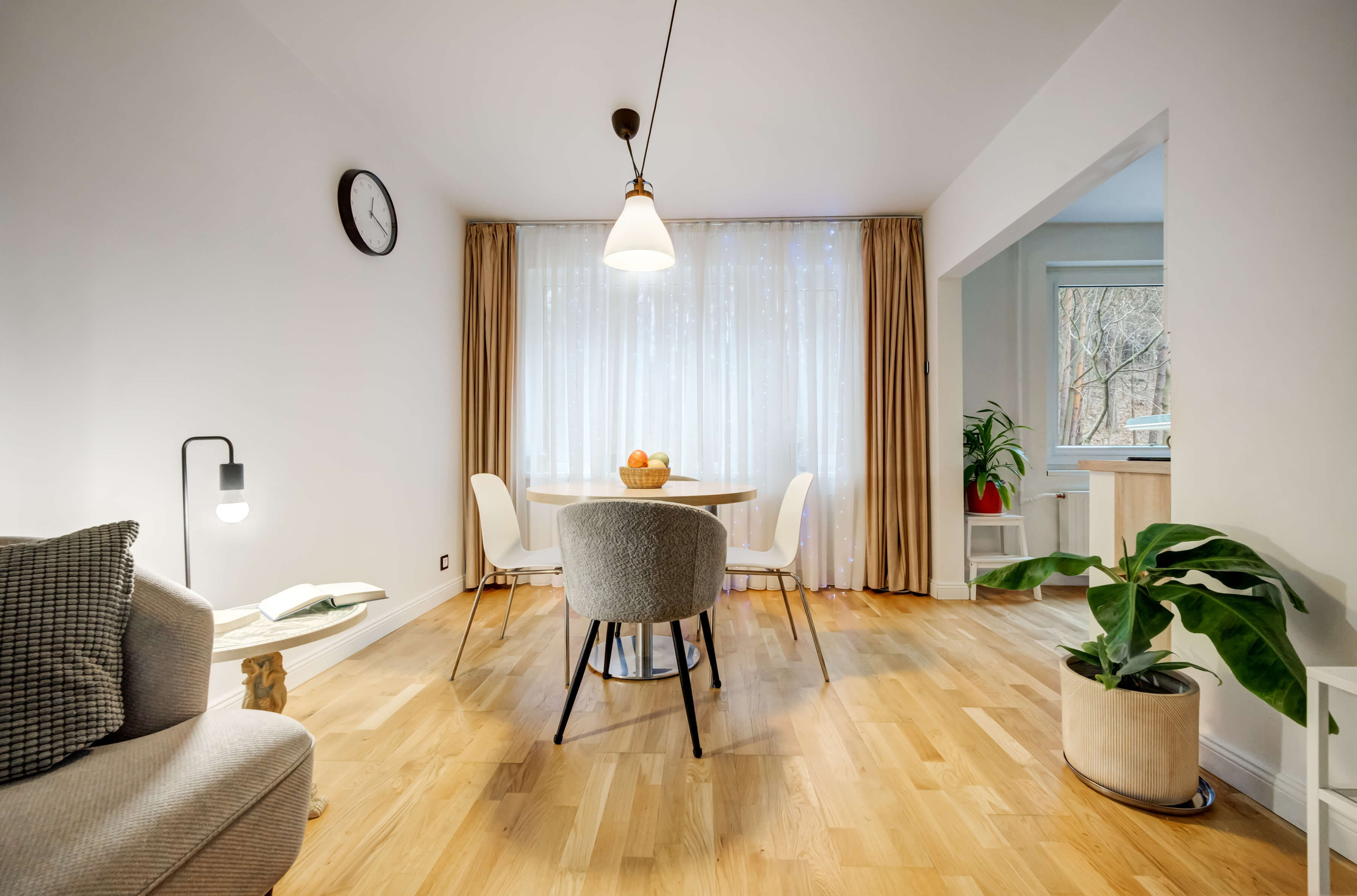 Atvira svetainė su virtuve: šviesa užlieja erdvę, o zonos susilieja idealiai – jaukumas garantuotas.