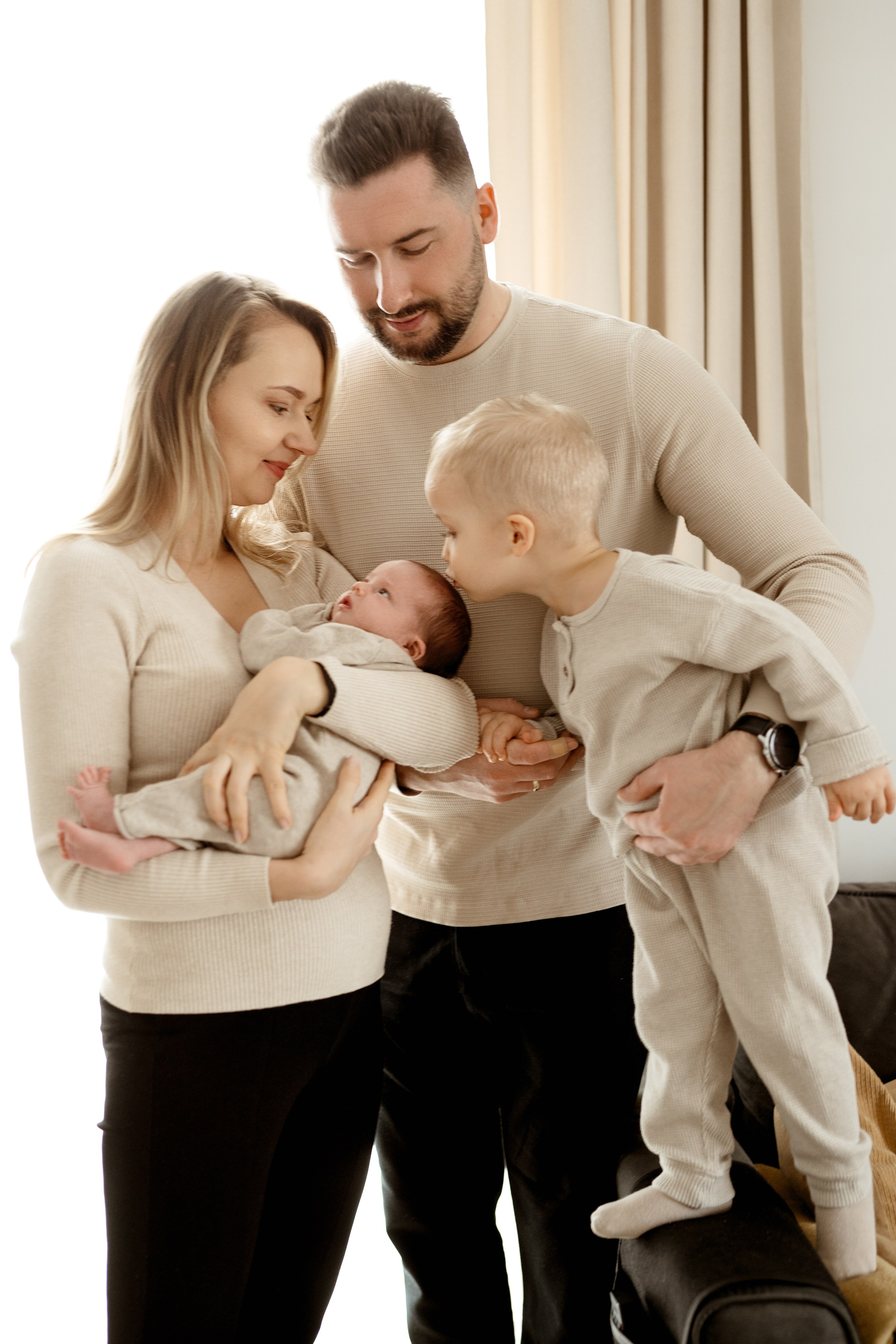 Fotograf w Łodzi – subtelne zdjęcia noworodka przy świetle dziennym